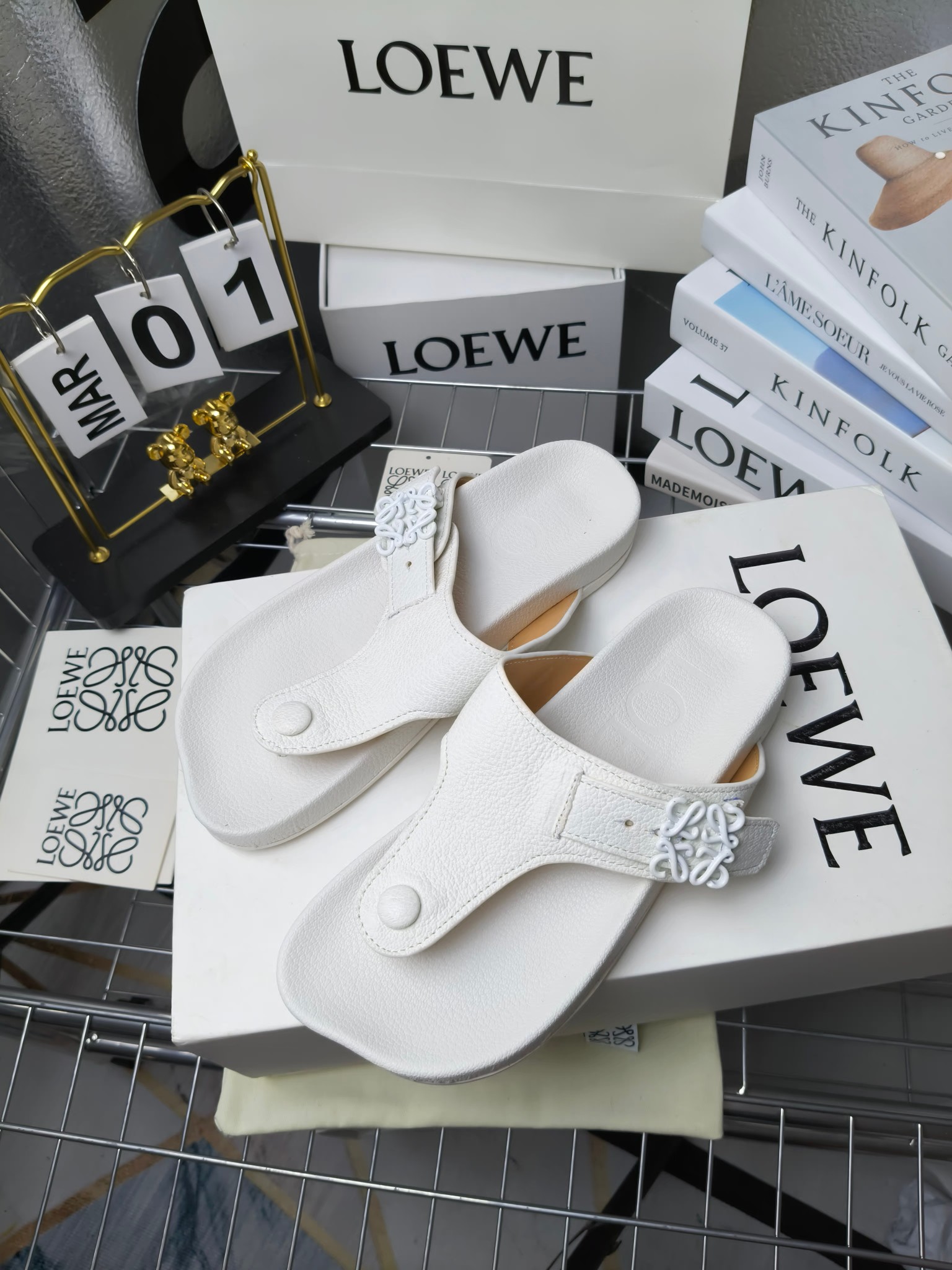 【罗意威•Loewe】
情侣款35-45
2024春夏罗意威Loewe Campo2024夹脚凉鞋Loewe
全新Campo来自2024早春秀场延续品牌设计师Jonathan Anderson一贯的玩味主义色彩,
新款Campo玛丽珍穆勒鞋以可爱有趣的圆形鞋头搭配极具复古风的雕花细节,设计感十足
火爆新款 配合整体原版楦型,时尚而个性好穿 颜色超赞
●面料:头层仿鹿羊皮
●内里:水染牛皮
●垫脚水台:头层仿鹿羊皮
●大底:原版橡胶底
●跟:
●包装:原版全套包装
●码数:女35-41男39-45
●出厂价230