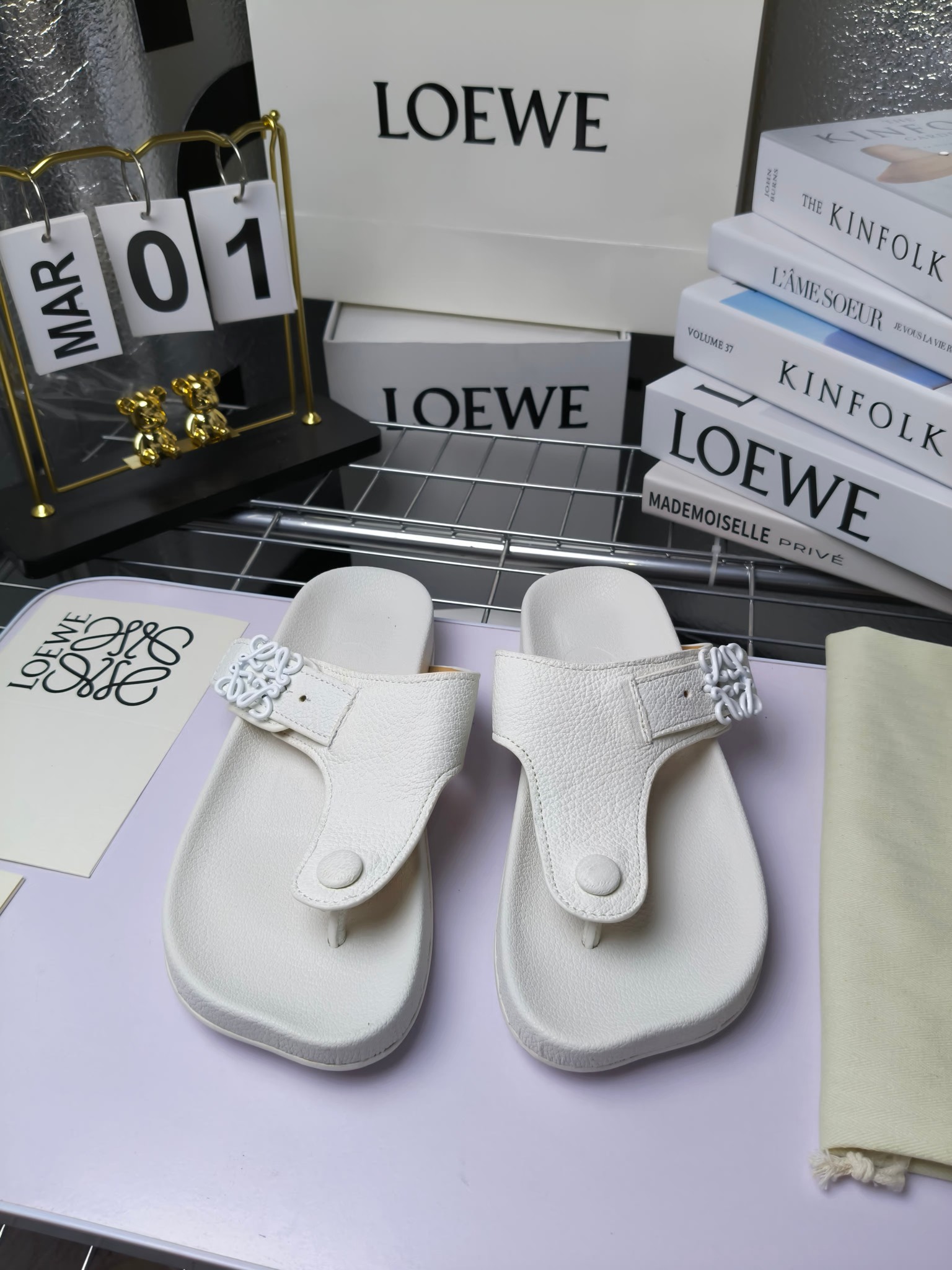 【罗意威•Loewe】
情侣款35-45
2024春夏罗意威Loewe Campo2024夹脚凉鞋Loewe
全新Campo来自2024早春秀场延续品牌设计师Jonathan Anderson一贯的玩味主义色彩,
新款Campo玛丽珍穆勒鞋以可爱有趣的圆形鞋头搭配极具复古风的雕花细节,设计感十足
火爆新款 配合整体原版楦型,时尚而个性好穿 颜色超赞
●面料:头层仿鹿羊皮
●内里:水染牛皮
●垫脚水台:头层仿鹿羊皮
●大底:原版橡胶底
●跟:
●包装:原版全套包装
●码数:女35-41男39-45
●出厂价230