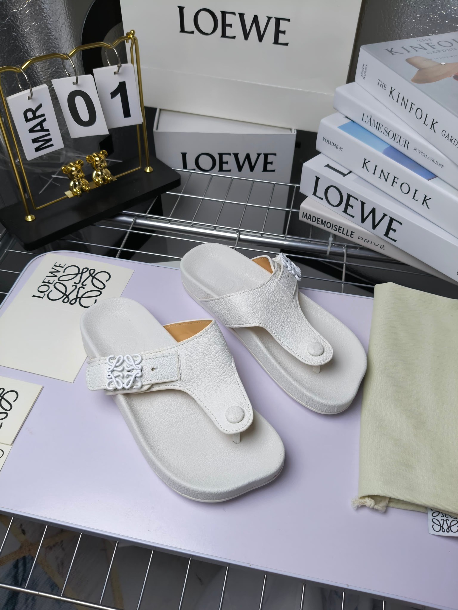 【罗意威•Loewe】
情侣款35-45
2024春夏罗意威Loewe Campo2024夹脚凉鞋Loewe
全新Campo来自2024早春秀场延续品牌设计师Jonathan Anderson一贯的玩味主义色彩,
新款Campo玛丽珍穆勒鞋以可爱有趣的圆形鞋头搭配极具复古风的雕花细节,设计感十足
火爆新款 配合整体原版楦型,时尚而个性好穿 颜色超赞
●面料:头层仿鹿羊皮
●内里:水染牛皮
●垫脚水台:头层仿鹿羊皮
●大底:原版橡胶底
●跟:
●包装:原版全套包装
●码数:女35-41男39-45
●出厂价230