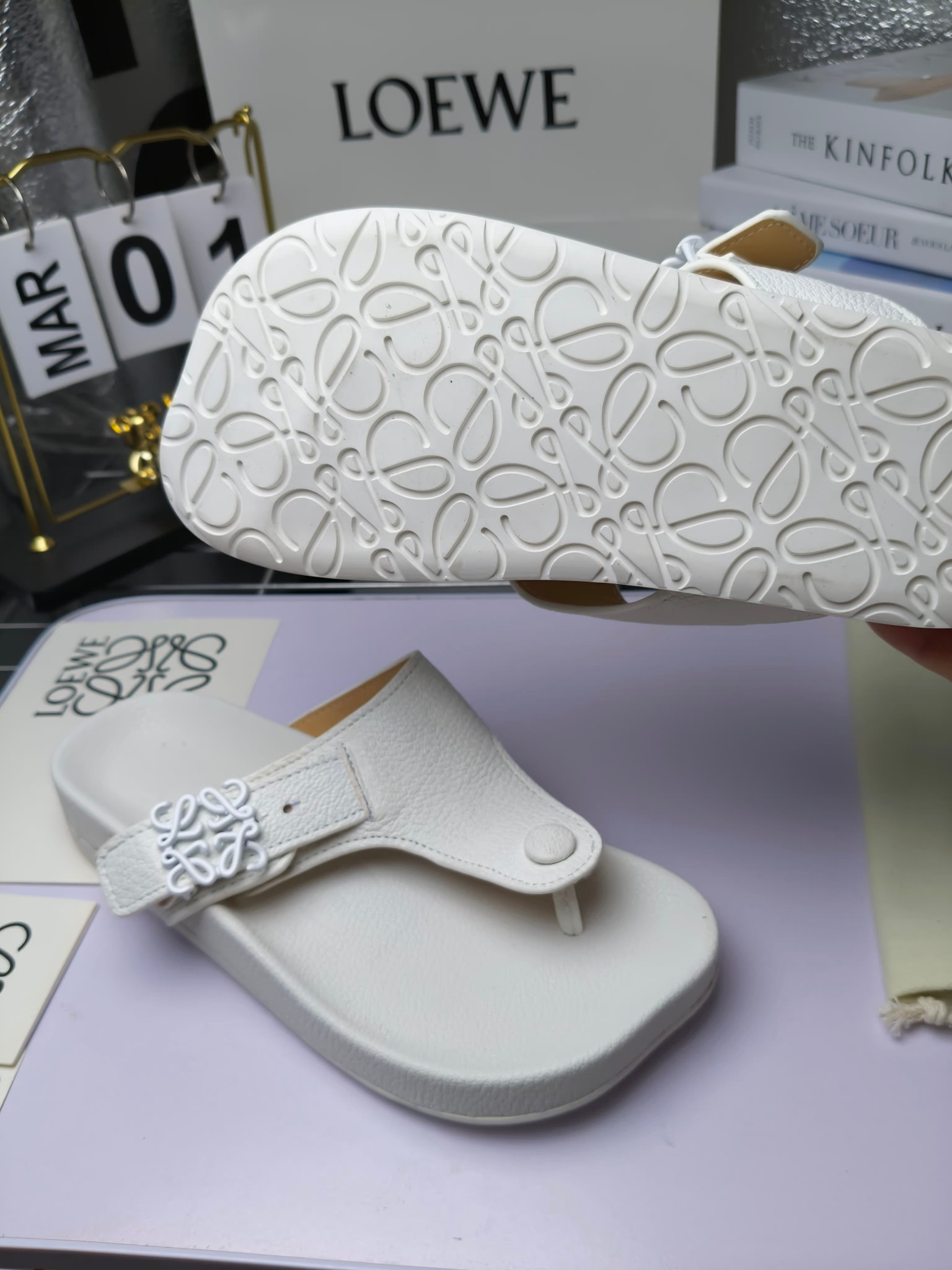【罗意威•Loewe】
情侣款35-45
2024春夏罗意威Loewe Campo2024夹脚凉鞋Loewe
全新Campo来自2024早春秀场延续品牌设计师Jonathan Anderson一贯的玩味主义色彩,
新款Campo玛丽珍穆勒鞋以可爱有趣的圆形鞋头搭配极具复古风的雕花细节,设计感十足
火爆新款 配合整体原版楦型,时尚而个性好穿 颜色超赞
●面料:头层仿鹿羊皮
●内里:水染牛皮
●垫脚水台:头层仿鹿羊皮
●大底:原版橡胶底
●跟:
●包装:原版全套包装
●码数:女35-41男39-45
●出厂价230