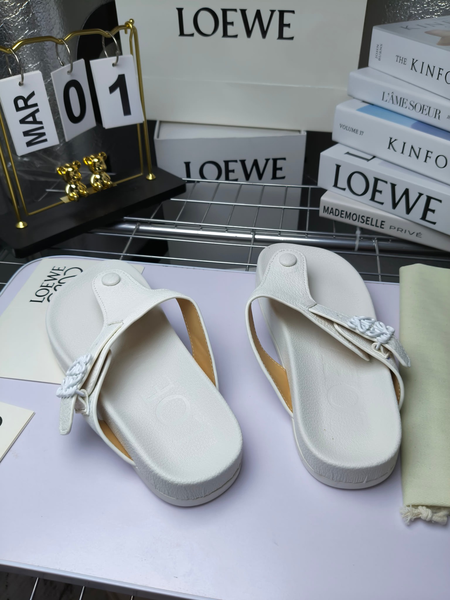 【罗意威•Loewe】
情侣款35-45
2024春夏罗意威Loewe Campo2024夹脚凉鞋Loewe
全新Campo来自2024早春秀场延续品牌设计师Jonathan Anderson一贯的玩味主义色彩,
新款Campo玛丽珍穆勒鞋以可爱有趣的圆形鞋头搭配极具复古风的雕花细节,设计感十足
火爆新款 配合整体原版楦型,时尚而个性好穿 颜色超赞
●面料:头层仿鹿羊皮
●内里:水染牛皮
●垫脚水台:头层仿鹿羊皮
●大底:原版橡胶底
●跟:
●包装:原版全套包装
●码数:女35-41男39-45
●出厂价230
