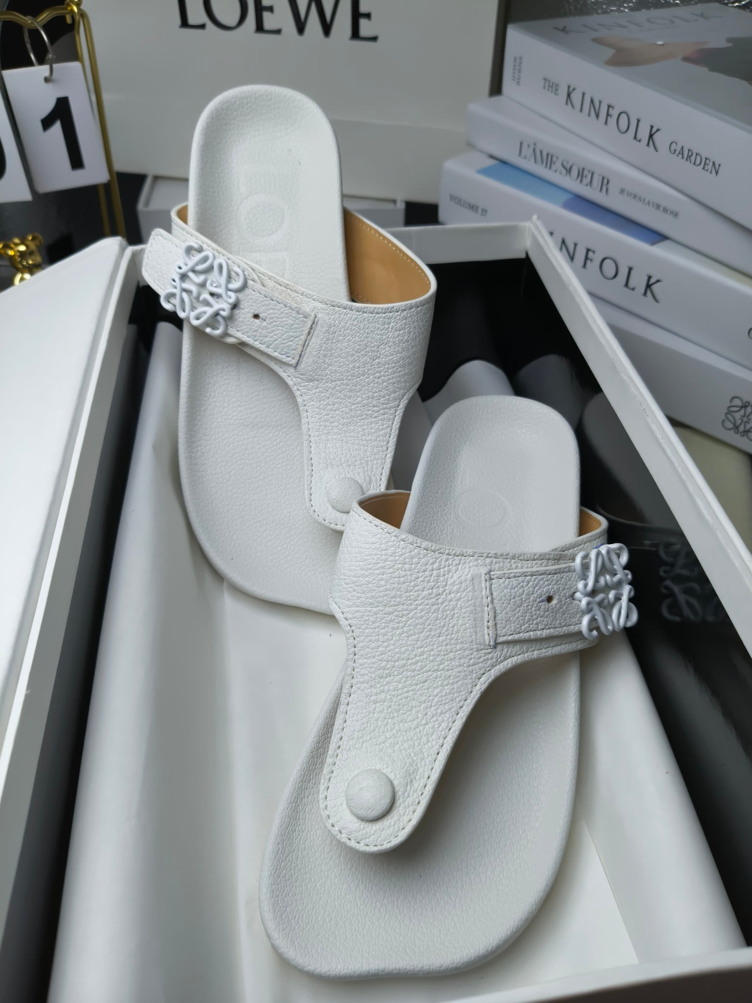 【罗意威•Loewe】
情侣款35-45
2024春夏罗意威Loewe Campo2024夹脚凉鞋Loewe
全新Campo来自2024早春秀场延续品牌设计师Jonathan Anderson一贯的玩味主义色彩,
新款Campo玛丽珍穆勒鞋以可爱有趣的圆形鞋头搭配极具复古风的雕花细节,设计感十足
火爆新款 配合整体原版楦型,时尚而个性好穿 颜色超赞
●面料:头层仿鹿羊皮
●内里:水染牛皮
●垫脚水台:头层仿鹿羊皮
●大底:原版橡胶底
●跟:
●包装:原版全套包装
●码数:女35-41男39-45
●出厂价230