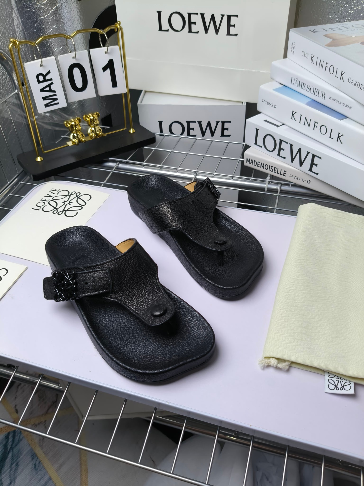 【罗意威•Loewe】
情侣款35-45
2024春夏罗意威Loewe Campo2024夹脚凉鞋Loewe
全新Campo来自2024早春秀场延续品牌设计师Jonathan Anderson一贯的玩味主义色彩,
新款Campo玛丽珍穆勒鞋以可爱有趣的圆形鞋头搭配极具复古风的雕花细节,设计感十足
火爆新款 配合整体原版楦型,时尚而个性好穿 颜色超赞
●面料:头层仿鹿羊皮
●内里:水染牛皮
●垫脚水台:头层仿鹿羊皮
●大底:原版橡胶底
●跟:
●包装:原版全套包装
●码数:女35-41男39-45
●出厂价230