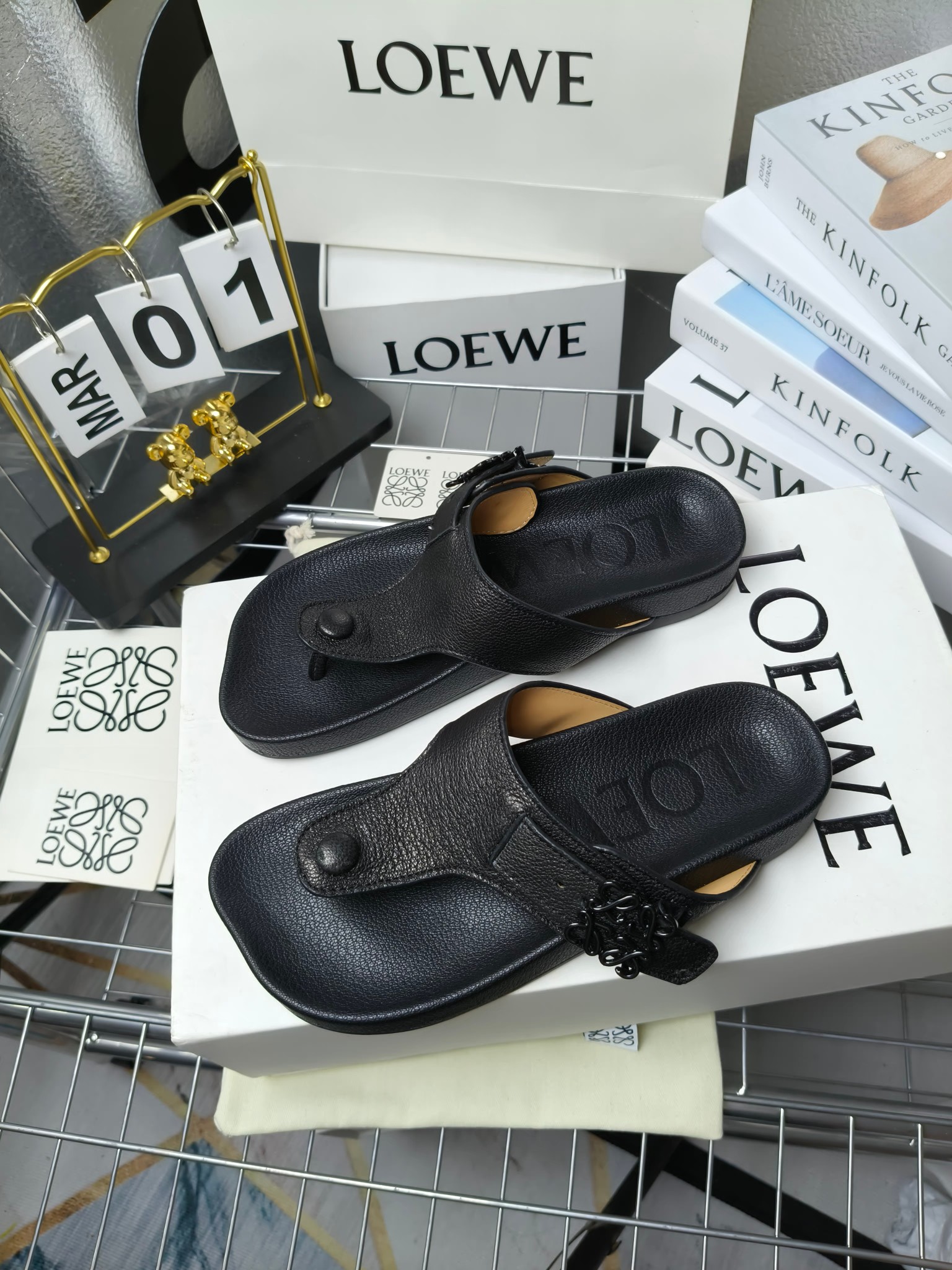 【罗意威•Loewe】
情侣款35-45
2024春夏罗意威Loewe Campo2024夹脚凉鞋Loewe
全新Campo来自2024早春秀场延续品牌设计师Jonathan Anderson一贯的玩味主义色彩,
新款Campo玛丽珍穆勒鞋以可爱有趣的圆形鞋头搭配极具复古风的雕花细节,设计感十足
火爆新款 配合整体原版楦型,时尚而个性好穿 颜色超赞
●面料:头层仿鹿羊皮
●内里:水染牛皮
●垫脚水台:头层仿鹿羊皮
●大底:原版橡胶底
●跟:
●包装:原版全套包装
●码数:女35-41男39-45
●出厂价230