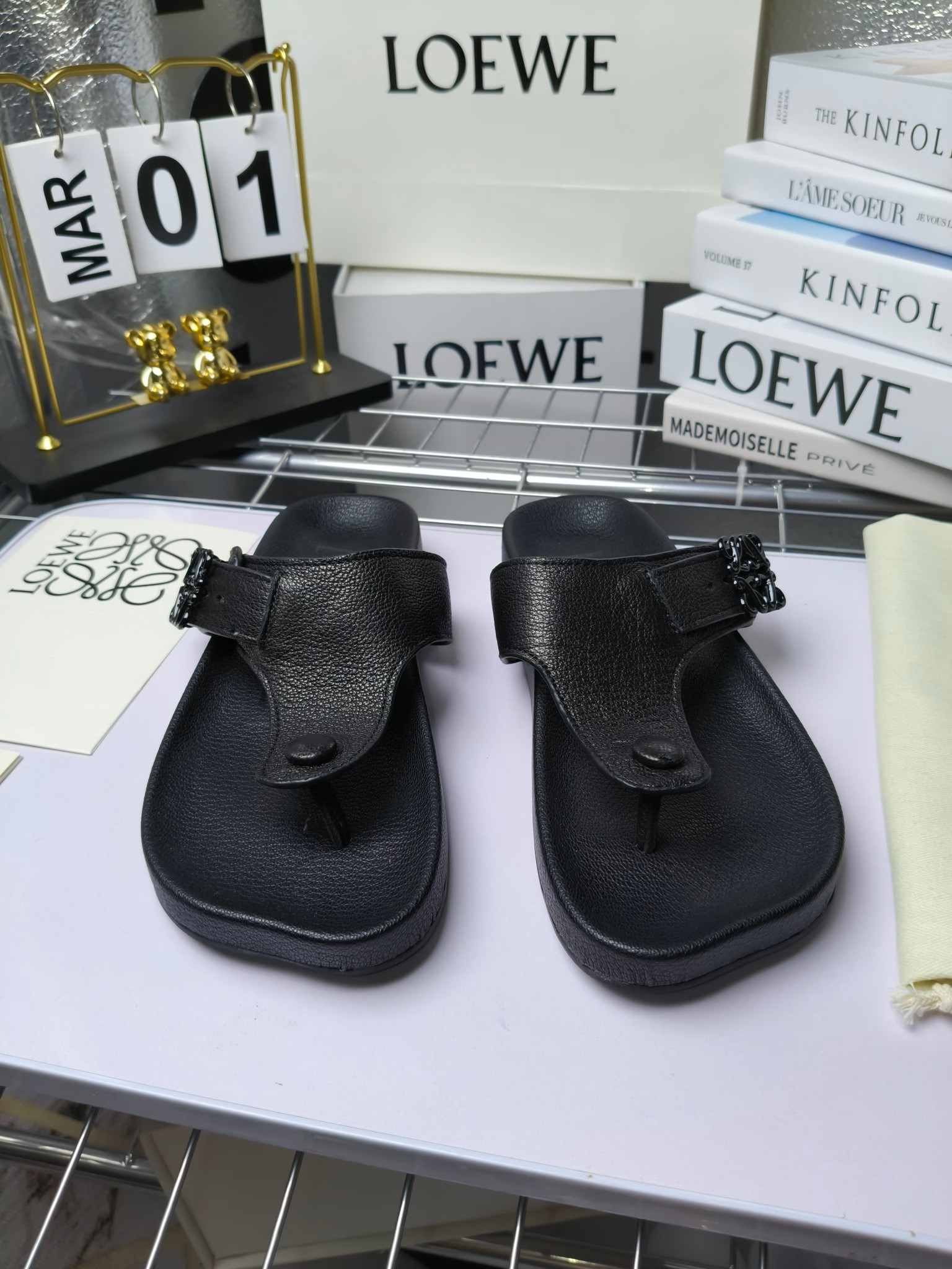 【罗意威•Loewe】
情侣款35-45
2024春夏罗意威Loewe Campo2024夹脚凉鞋Loewe
全新Campo来自2024早春秀场延续品牌设计师Jonathan Anderson一贯的玩味主义色彩,
新款Campo玛丽珍穆勒鞋以可爱有趣的圆形鞋头搭配极具复古风的雕花细节,设计感十足
火爆新款 配合整体原版楦型,时尚而个性好穿 颜色超赞
●面料:头层仿鹿羊皮
●内里:水染牛皮
●垫脚水台:头层仿鹿羊皮
●大底:原版橡胶底
●跟:
●包装:原版全套包装
●码数:女35-41男39-45
●出厂价230