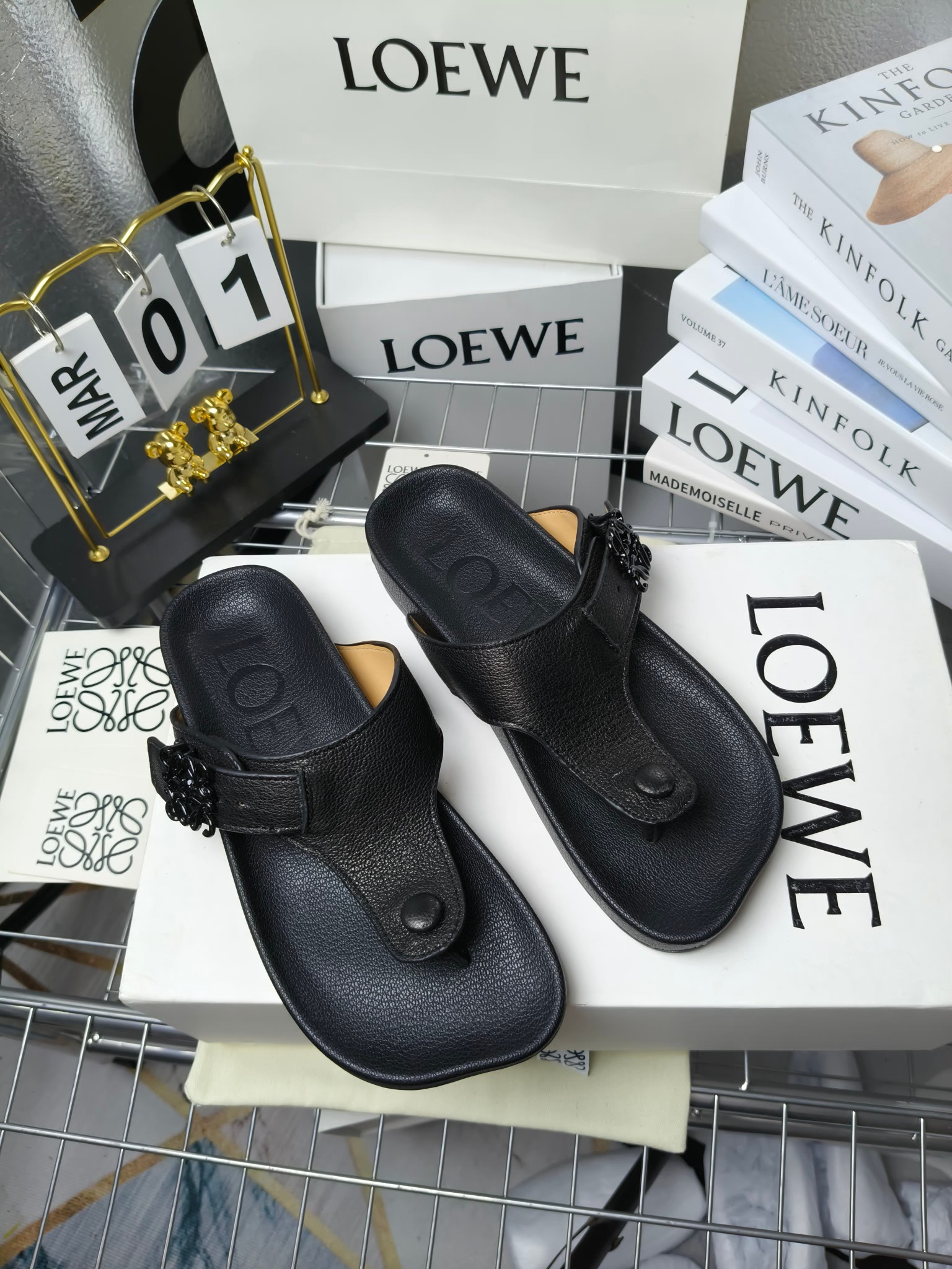 【罗意威•Loewe】
情侣款35-45
2024春夏罗意威Loewe Campo2024夹脚凉鞋Loewe
全新Campo来自2024早春秀场延续品牌设计师Jonathan Anderson一贯的玩味主义色彩,
新款Campo玛丽珍穆勒鞋以可爱有趣的圆形鞋头搭配极具复古风的雕花细节,设计感十足
火爆新款 配合整体原版楦型,时尚而个性好穿 颜色超赞
●面料:头层仿鹿羊皮
●内里:水染牛皮
●垫脚水台:头层仿鹿羊皮
●大底:原版橡胶底
●跟:
●包装:原版全套包装
●码数:女35-41男39-45
●出厂价230