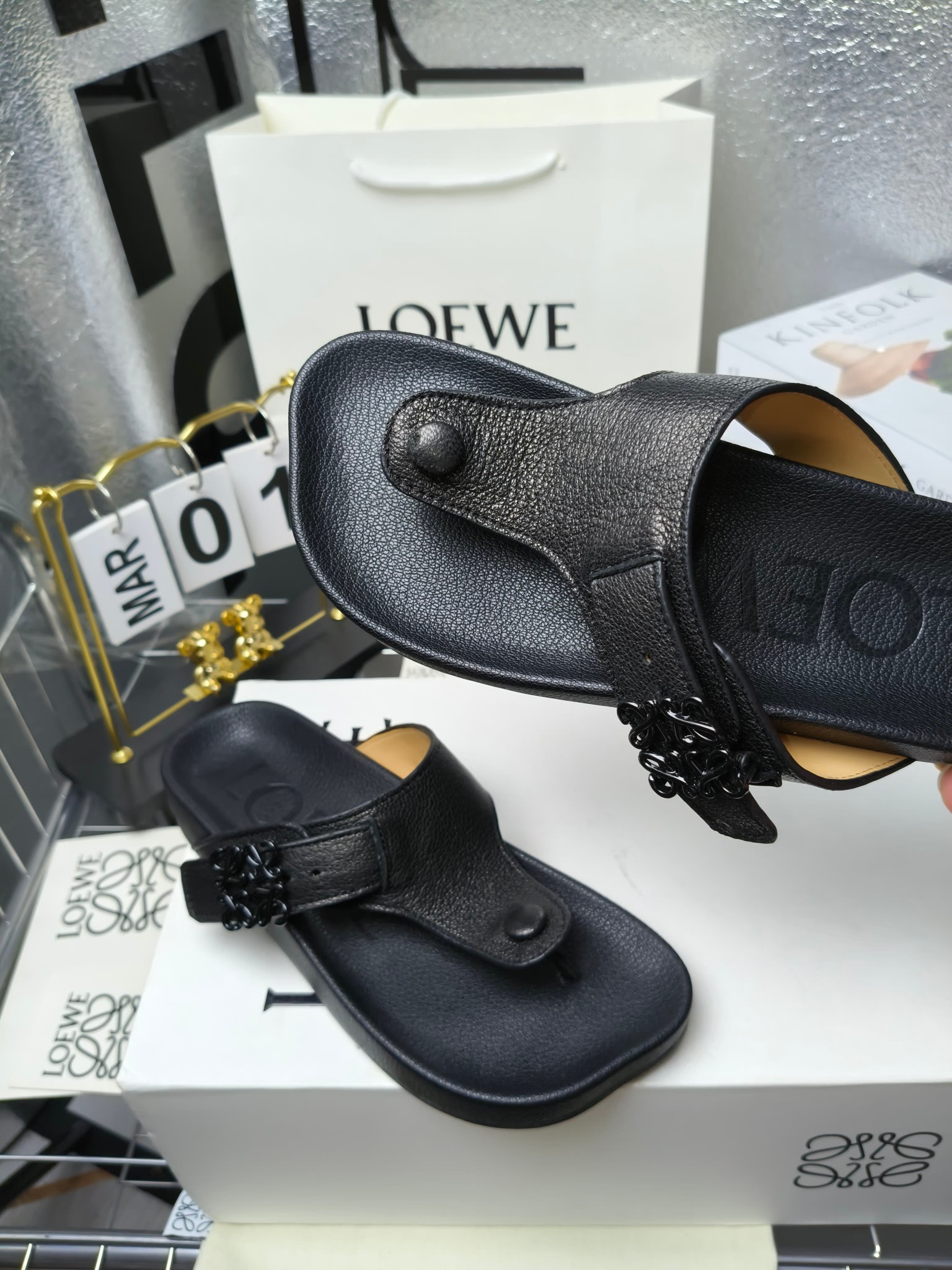 【罗意威•Loewe】
情侣款35-45
2024春夏罗意威Loewe Campo2024夹脚凉鞋Loewe
全新Campo来自2024早春秀场延续品牌设计师Jonathan Anderson一贯的玩味主义色彩,
新款Campo玛丽珍穆勒鞋以可爱有趣的圆形鞋头搭配极具复古风的雕花细节,设计感十足
火爆新款 配合整体原版楦型,时尚而个性好穿 颜色超赞
●面料:头层仿鹿羊皮
●内里:水染牛皮
●垫脚水台:头层仿鹿羊皮
●大底:原版橡胶底
●跟:
●包装:原版全套包装
●码数:女35-41男39-45
●出厂价230