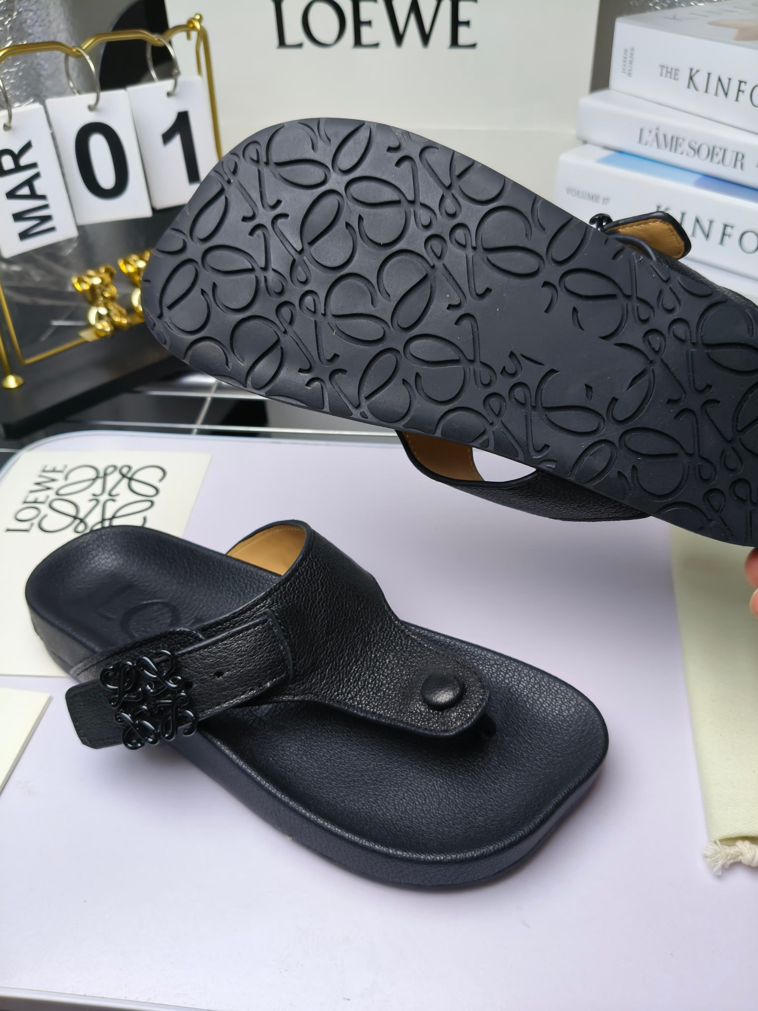【罗意威•Loewe】
情侣款35-45
2024春夏罗意威Loewe Campo2024夹脚凉鞋Loewe
全新Campo来自2024早春秀场延续品牌设计师Jonathan Anderson一贯的玩味主义色彩,
新款Campo玛丽珍穆勒鞋以可爱有趣的圆形鞋头搭配极具复古风的雕花细节,设计感十足
火爆新款 配合整体原版楦型,时尚而个性好穿 颜色超赞
●面料:头层仿鹿羊皮
●内里:水染牛皮
●垫脚水台:头层仿鹿羊皮
●大底:原版橡胶底
●跟:
●包装:原版全套包装
●码数:女35-41男39-45
●出厂价230