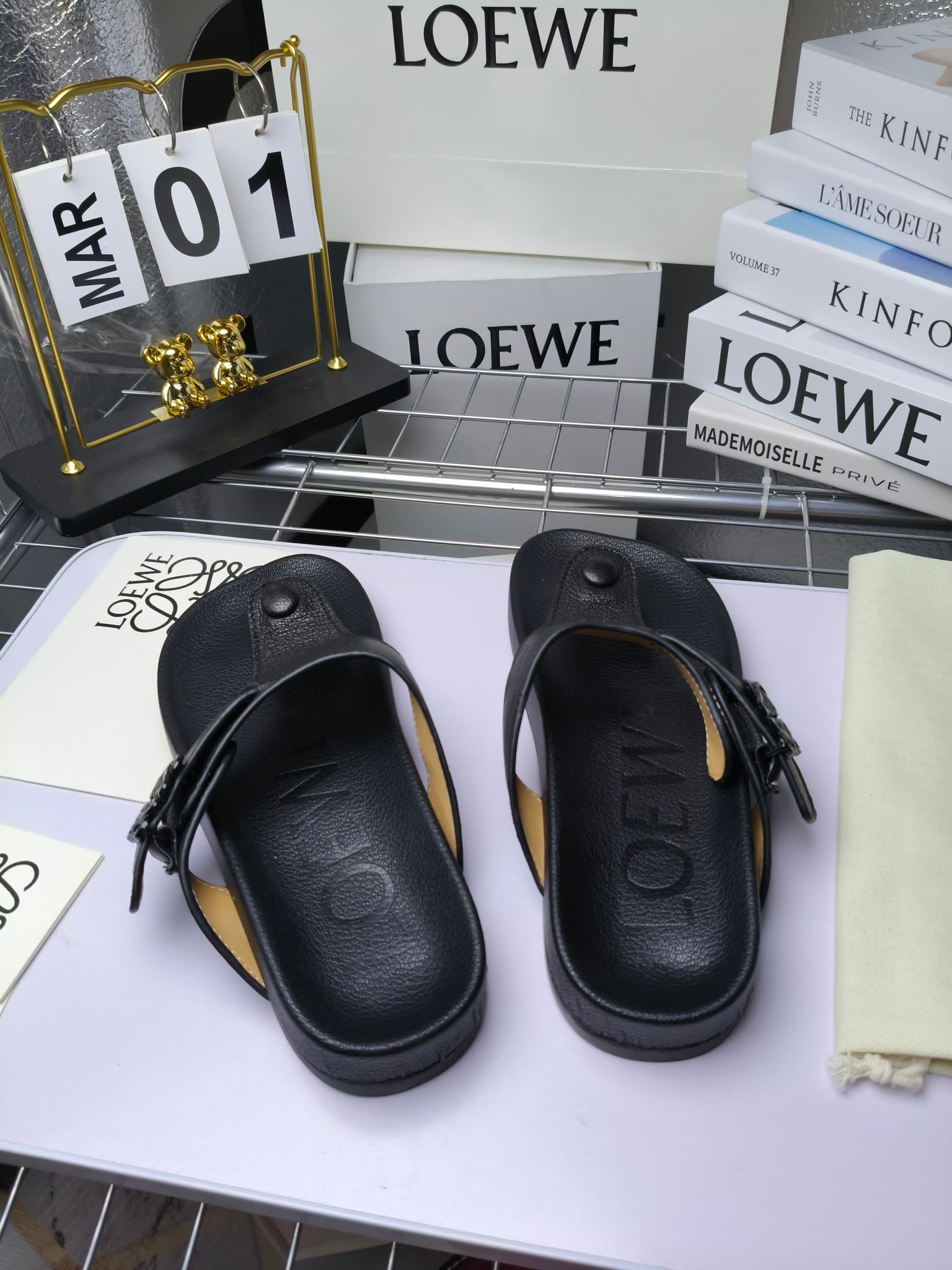 【罗意威•Loewe】
情侣款35-45
2024春夏罗意威Loewe Campo2024夹脚凉鞋Loewe
全新Campo来自2024早春秀场延续品牌设计师Jonathan Anderson一贯的玩味主义色彩,
新款Campo玛丽珍穆勒鞋以可爱有趣的圆形鞋头搭配极具复古风的雕花细节,设计感十足
火爆新款 配合整体原版楦型,时尚而个性好穿 颜色超赞
●面料:头层仿鹿羊皮
●内里:水染牛皮
●垫脚水台:头层仿鹿羊皮
●大底:原版橡胶底
●跟:
●包装:原版全套包装
●码数:女35-41男39-45
●出厂价230