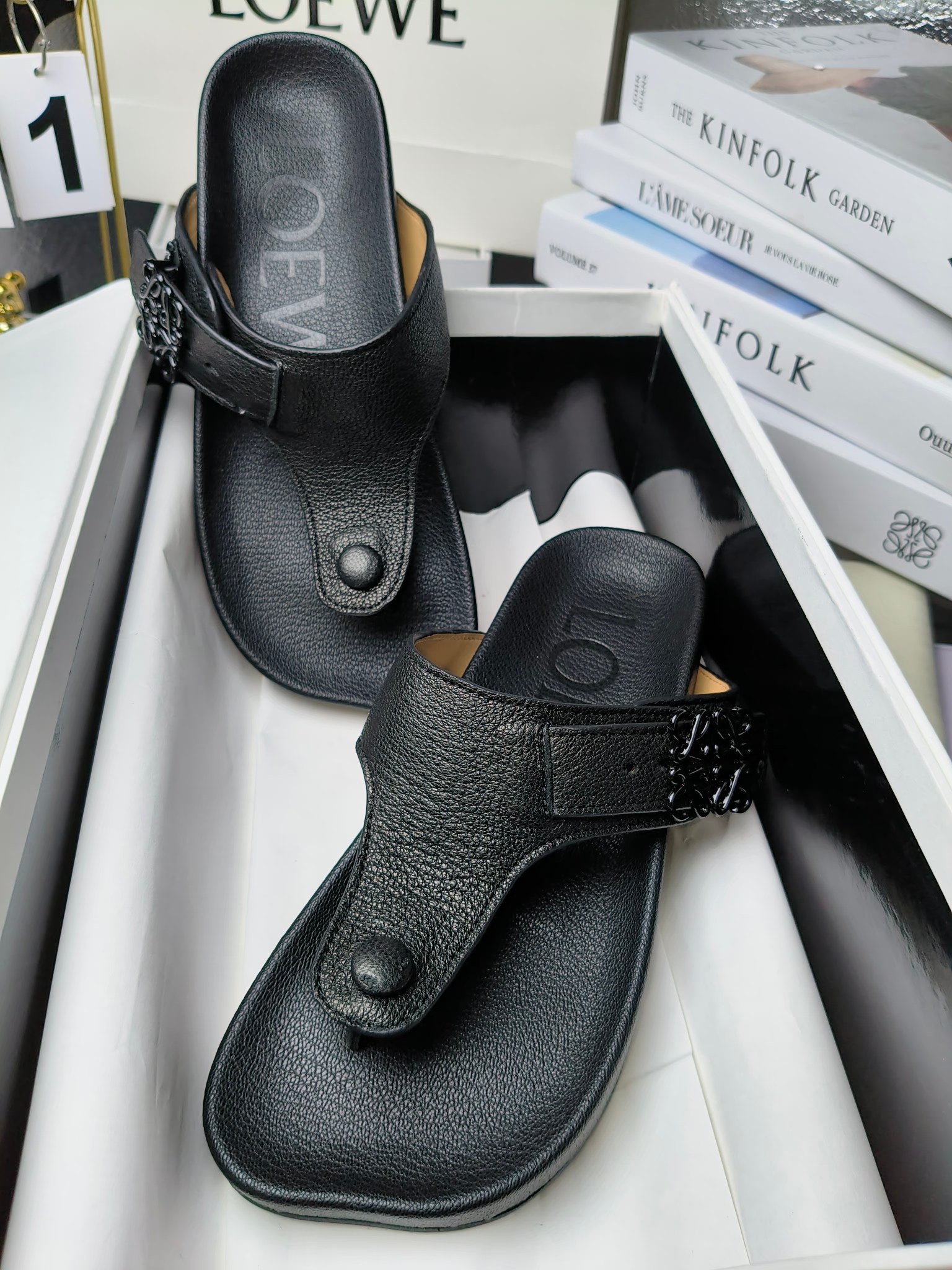 【罗意威•Loewe】
情侣款35-45
2024春夏罗意威Loewe Campo2024夹脚凉鞋Loewe
全新Campo来自2024早春秀场延续品牌设计师Jonathan Anderson一贯的玩味主义色彩,
新款Campo玛丽珍穆勒鞋以可爱有趣的圆形鞋头搭配极具复古风的雕花细节,设计感十足
火爆新款 配合整体原版楦型,时尚而个性好穿 颜色超赞
●面料:头层仿鹿羊皮
●内里:水染牛皮
●垫脚水台:头层仿鹿羊皮
●大底:原版橡胶底
●跟:
●包装:原版全套包装
●码数:女35-41男39-45
●出厂价230