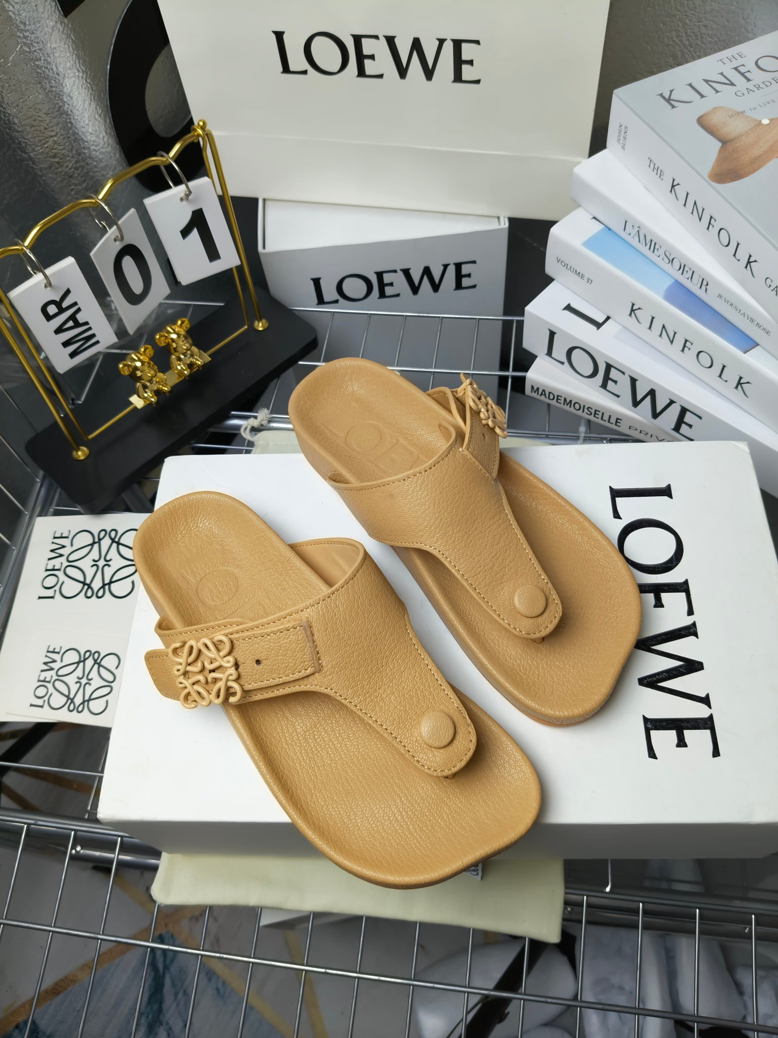 【罗意威•Loewe】
情侣款35-45
2024春夏罗意威Loewe Campo2024夹脚凉鞋Loewe
全新Campo来自2024早春秀场延续品牌设计师Jonathan Anderson一贯的玩味主义色彩,
新款Campo玛丽珍穆勒鞋以可爱有趣的圆形鞋头搭配极具复古风的雕花细节,设计感十足
火爆新款 配合整体原版楦型,时尚而个性好穿 颜色超赞
●面料:头层仿鹿羊皮
●内里:水染牛皮
●垫脚水台:头层仿鹿羊皮
●大底:原版橡胶底
●跟:
●包装:原版全套包装
●码数:女35-41男39-45
●出厂价230