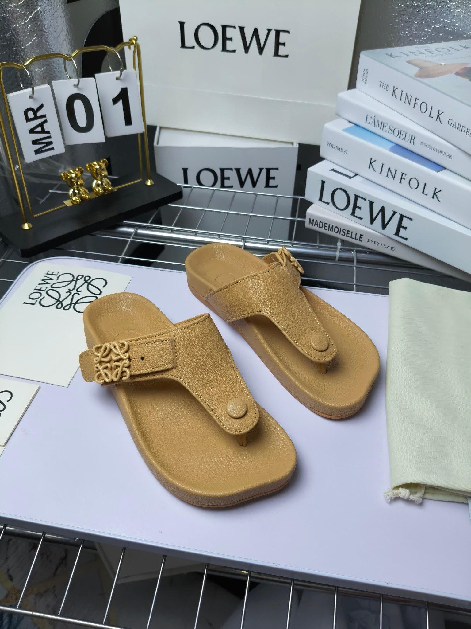 【罗意威•Loewe】
情侣款35-45
2024春夏罗意威Loewe Campo2024夹脚凉鞋Loewe
全新Campo来自2024早春秀场延续品牌设计师Jonathan Anderson一贯的玩味主义色彩,
新款Campo玛丽珍穆勒鞋以可爱有趣的圆形鞋头搭配极具复古风的雕花细节,设计感十足
火爆新款 配合整体原版楦型,时尚而个性好穿 颜色超赞
●面料:头层仿鹿羊皮
●内里:水染牛皮
●垫脚水台:头层仿鹿羊皮
●大底:原版橡胶底
●跟:
●包装:原版全套包装
●码数:女35-41男39-45
●出厂价230