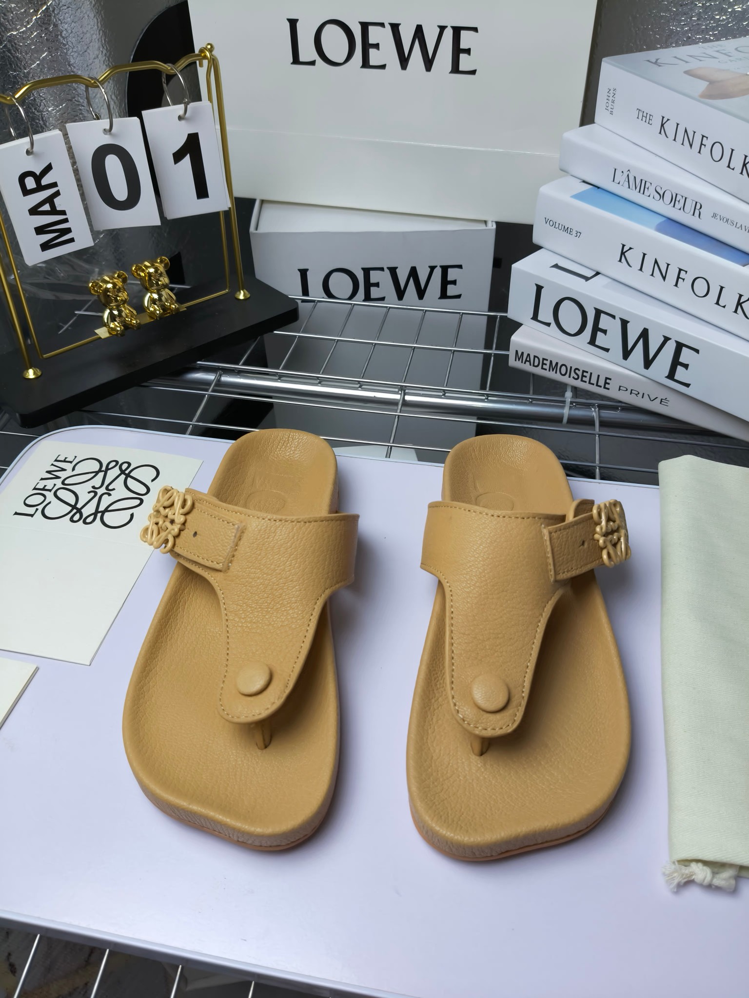 【罗意威•Loewe】
情侣款35-45
2024春夏罗意威Loewe Campo2024夹脚凉鞋Loewe
全新Campo来自2024早春秀场延续品牌设计师Jonathan Anderson一贯的玩味主义色彩,
新款Campo玛丽珍穆勒鞋以可爱有趣的圆形鞋头搭配极具复古风的雕花细节,设计感十足
火爆新款 配合整体原版楦型,时尚而个性好穿 颜色超赞
●面料:头层仿鹿羊皮
●内里:水染牛皮
●垫脚水台:头层仿鹿羊皮
●大底:原版橡胶底
●跟:
●包装:原版全套包装
●码数:女35-41男39-45
●出厂价230