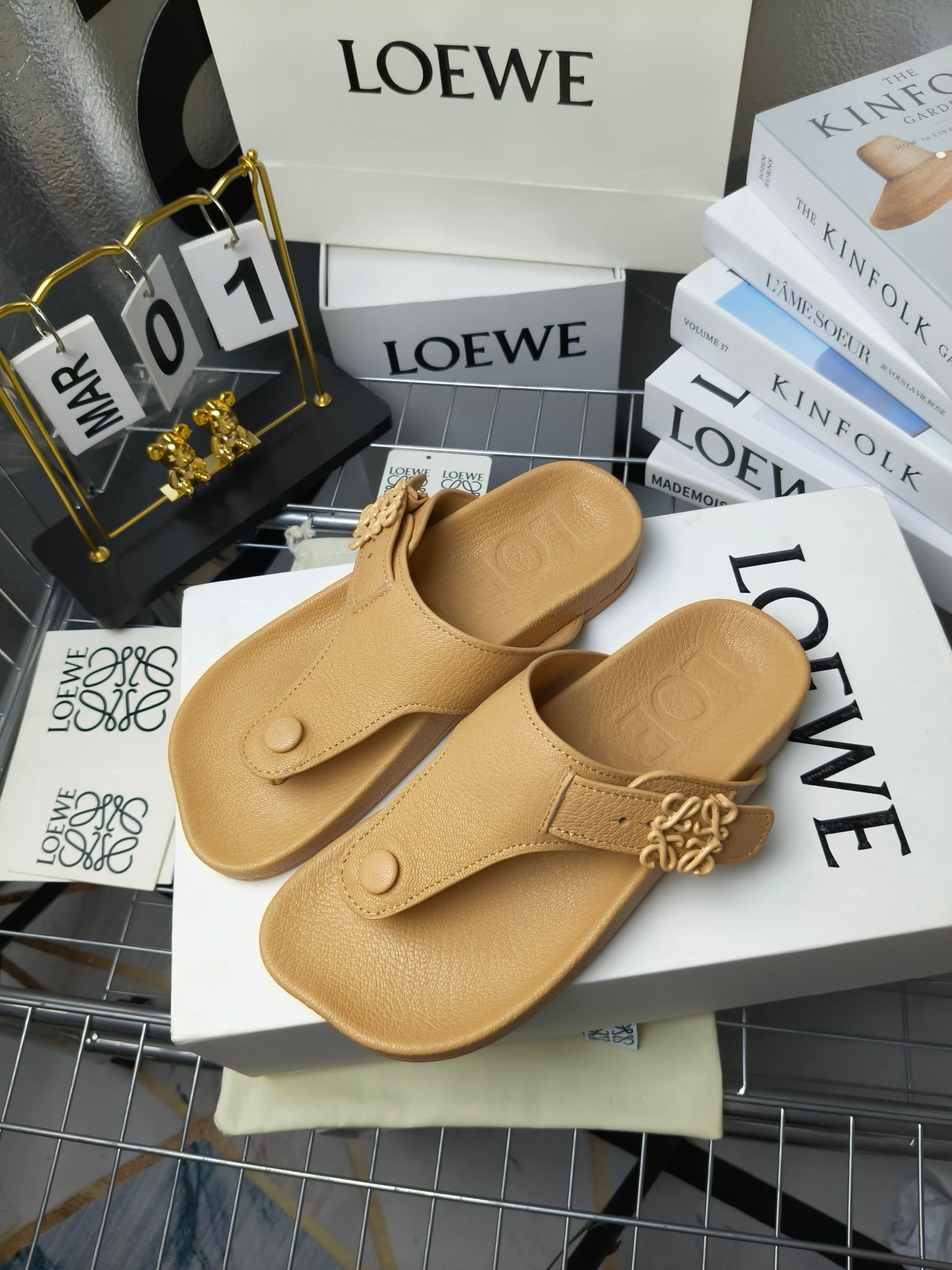 【罗意威•Loewe】
情侣款35-45
2024春夏罗意威Loewe Campo2024夹脚凉鞋Loewe
全新Campo来自2024早春秀场延续品牌设计师Jonathan Anderson一贯的玩味主义色彩,
新款Campo玛丽珍穆勒鞋以可爱有趣的圆形鞋头搭配极具复古风的雕花细节,设计感十足
火爆新款 配合整体原版楦型,时尚而个性好穿 颜色超赞
●面料:头层仿鹿羊皮
●内里:水染牛皮
●垫脚水台:头层仿鹿羊皮
●大底:原版橡胶底
●跟:
●包装:原版全套包装
●码数:女35-41男39-45
●出厂价230