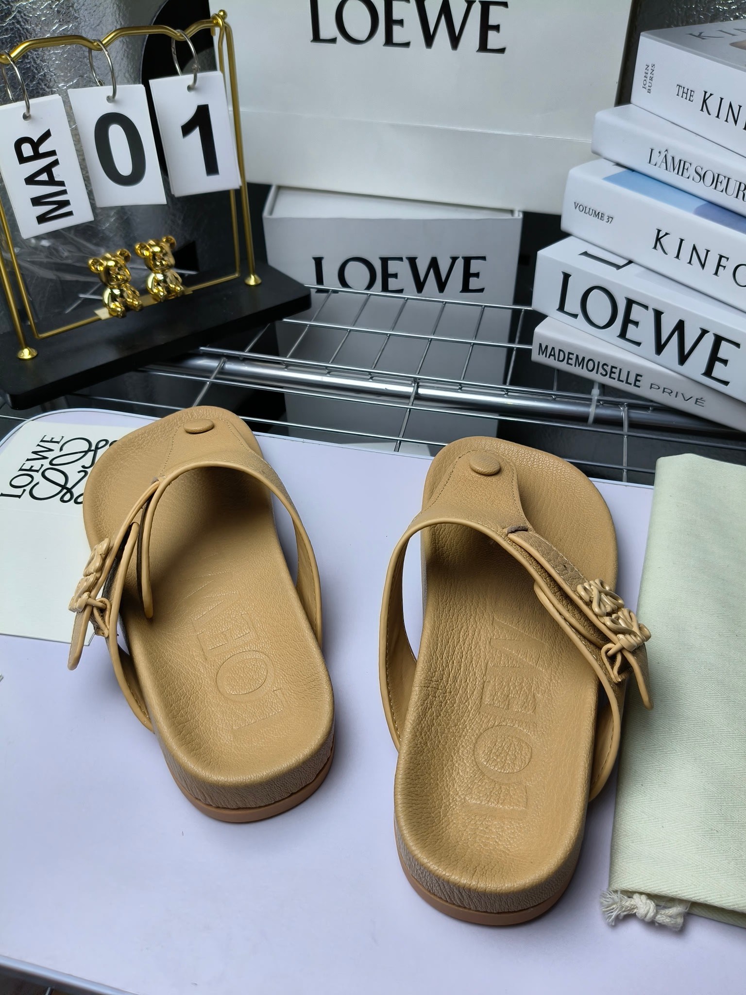 【罗意威•Loewe】
情侣款35-45
2024春夏罗意威Loewe Campo2024夹脚凉鞋Loewe
全新Campo来自2024早春秀场延续品牌设计师Jonathan Anderson一贯的玩味主义色彩,
新款Campo玛丽珍穆勒鞋以可爱有趣的圆形鞋头搭配极具复古风的雕花细节,设计感十足
火爆新款 配合整体原版楦型,时尚而个性好穿 颜色超赞
●面料:头层仿鹿羊皮
●内里:水染牛皮
●垫脚水台:头层仿鹿羊皮
●大底:原版橡胶底
●跟:
●包装:原版全套包装
●码数:女35-41男39-45
●出厂价230