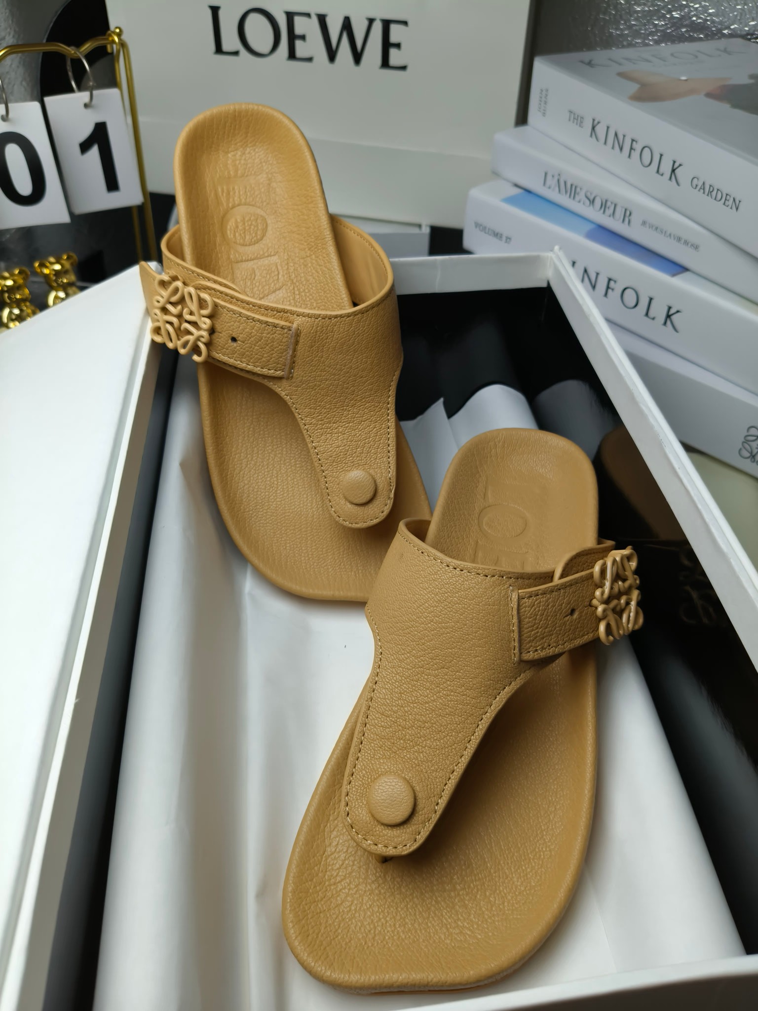 【罗意威•Loewe】
情侣款35-45
2024春夏罗意威Loewe Campo2024夹脚凉鞋Loewe
全新Campo来自2024早春秀场延续品牌设计师Jonathan Anderson一贯的玩味主义色彩,
新款Campo玛丽珍穆勒鞋以可爱有趣的圆形鞋头搭配极具复古风的雕花细节,设计感十足
火爆新款 配合整体原版楦型,时尚而个性好穿 颜色超赞
●面料:头层仿鹿羊皮
●内里:水染牛皮
●垫脚水台:头层仿鹿羊皮
●大底:原版橡胶底
●跟:
●包装:原版全套包装
●码数:女35-41男39-45
●出厂价230