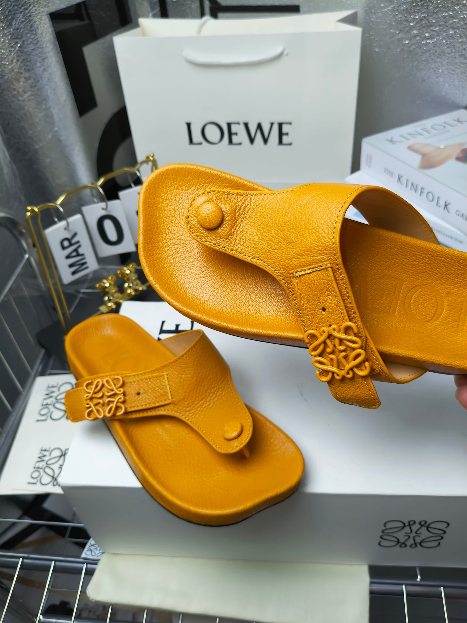 【罗意威•Loewe】
情侣款35-45
2024春夏罗意威Loewe Campo2024夹脚凉鞋Loewe
全新Campo来自2024早春秀场延续品牌设计师Jonathan Anderson一贯的玩味主义色彩,
新款Campo玛丽珍穆勒鞋以可爱有趣的圆形鞋头搭配极具复古风的雕花细节,设计感十足
火爆新款 配合整体原版楦型,时尚而个性好穿 颜色超赞
●面料:头层仿鹿羊皮
●内里:水染牛皮
●垫脚水台:头层仿鹿羊皮
●大底:原版橡胶底
●跟:
●包装:原版全套包装
●码数:女35-41男39-45
●出厂价230