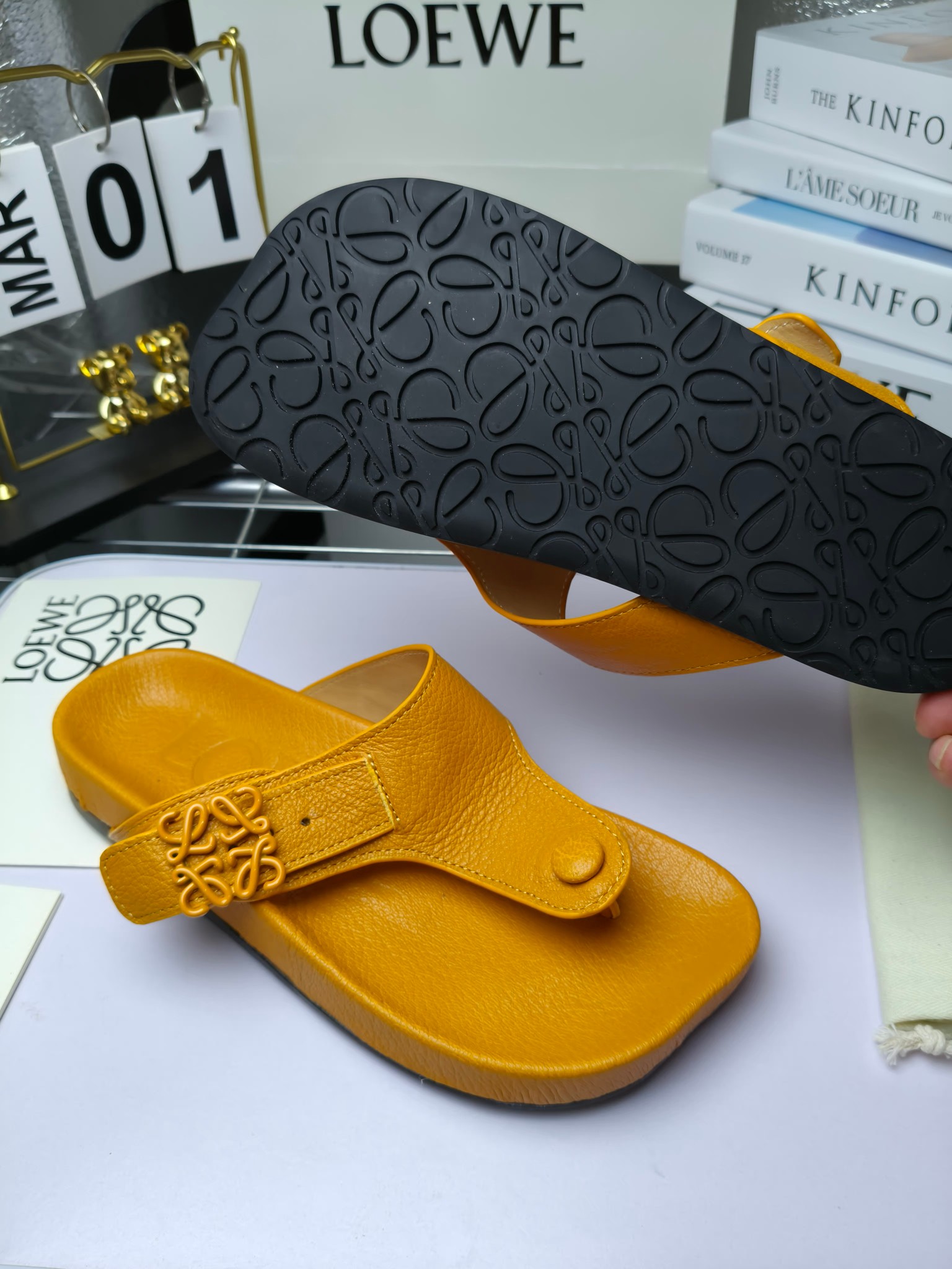 【罗意威•Loewe】
情侣款35-45
2024春夏罗意威Loewe Campo2024夹脚凉鞋Loewe
全新Campo来自2024早春秀场延续品牌设计师Jonathan Anderson一贯的玩味主义色彩,
新款Campo玛丽珍穆勒鞋以可爱有趣的圆形鞋头搭配极具复古风的雕花细节,设计感十足
火爆新款 配合整体原版楦型,时尚而个性好穿 颜色超赞
●面料:头层仿鹿羊皮
●内里:水染牛皮
●垫脚水台:头层仿鹿羊皮
●大底:原版橡胶底
●跟:
●包装:原版全套包装
●码数:女35-41男39-45
●出厂价230