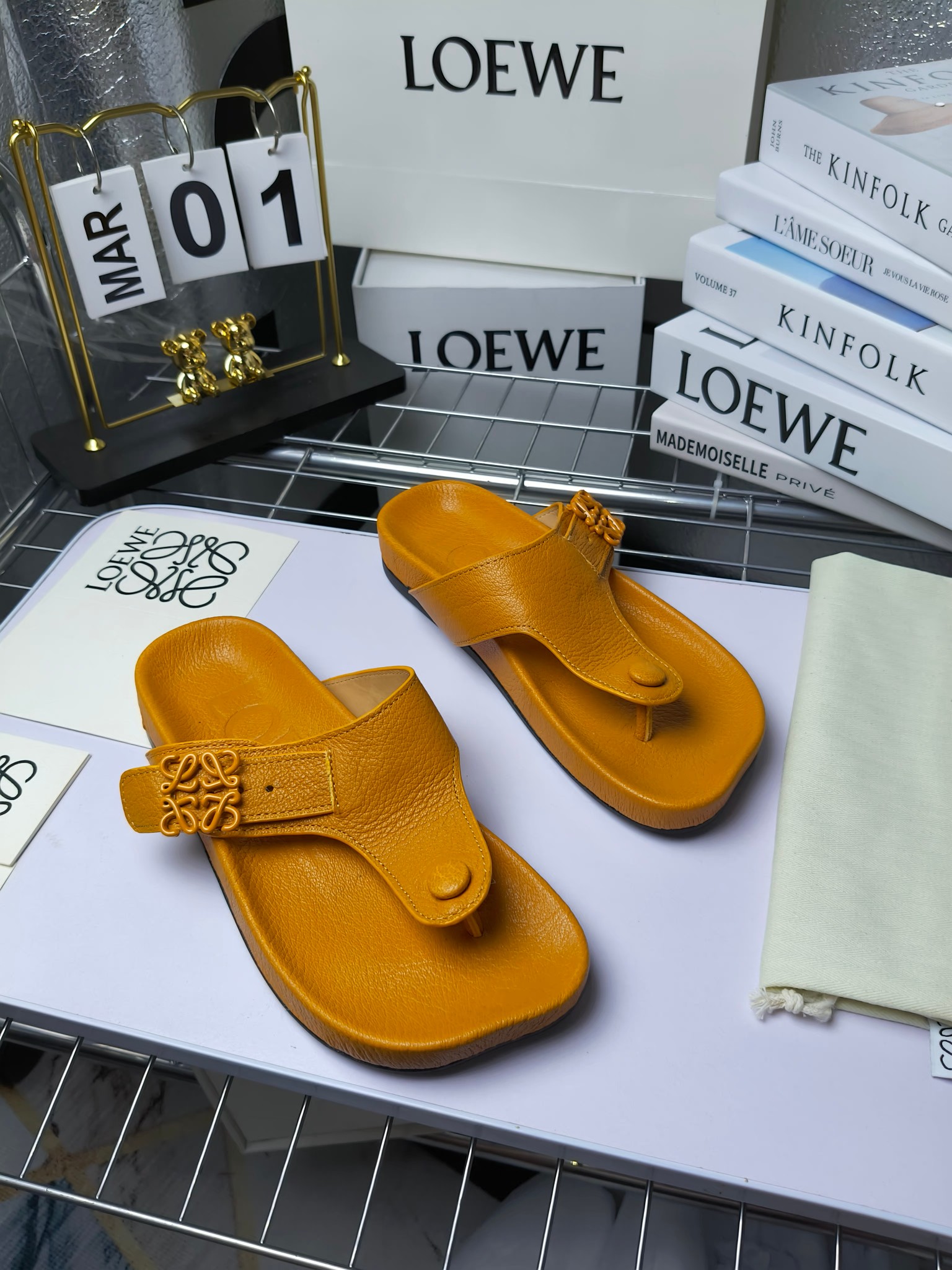【罗意威•Loewe】
情侣款35-45
2024春夏罗意威Loewe Campo2024夹脚凉鞋Loewe
全新Campo来自2024早春秀场延续品牌设计师Jonathan Anderson一贯的玩味主义色彩,
新款Campo玛丽珍穆勒鞋以可爱有趣的圆形鞋头搭配极具复古风的雕花细节,设计感十足
火爆新款 配合整体原版楦型,时尚而个性好穿 颜色超赞
●面料:头层仿鹿羊皮
●内里:水染牛皮
●垫脚水台:头层仿鹿羊皮
●大底:原版橡胶底
●跟:
●包装:原版全套包装
●码数:女35-41男39-45
●出厂价230