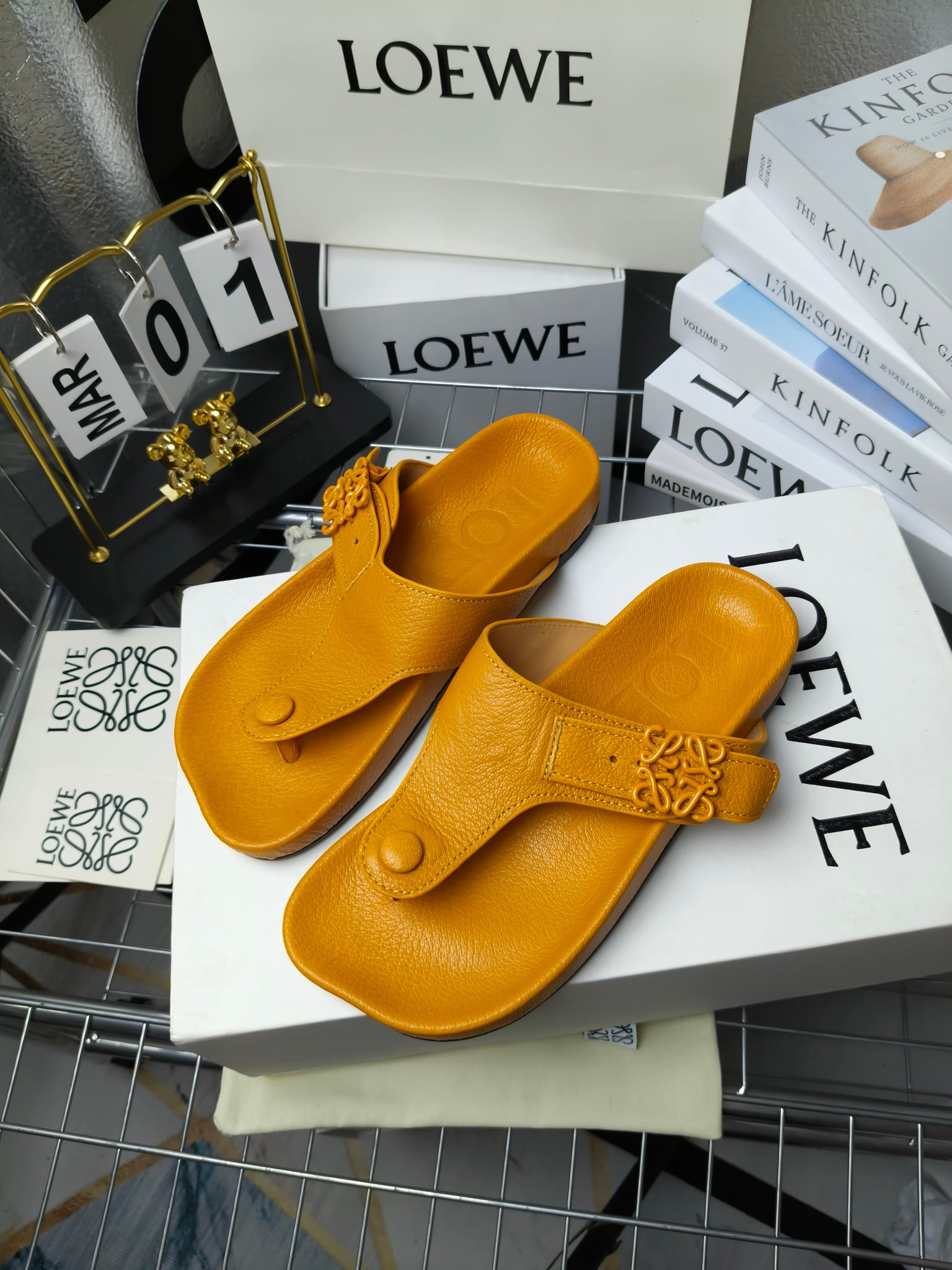 【罗意威•Loewe】
情侣款35-45
2024春夏罗意威Loewe Campo2024夹脚凉鞋Loewe
全新Campo来自2024早春秀场延续品牌设计师Jonathan Anderson一贯的玩味主义色彩,
新款Campo玛丽珍穆勒鞋以可爱有趣的圆形鞋头搭配极具复古风的雕花细节,设计感十足
火爆新款 配合整体原版楦型,时尚而个性好穿 颜色超赞
●面料:头层仿鹿羊皮
●内里:水染牛皮
●垫脚水台:头层仿鹿羊皮
●大底:原版橡胶底
●跟:
●包装:原版全套包装
●码数:女35-41男39-45
●出厂价230