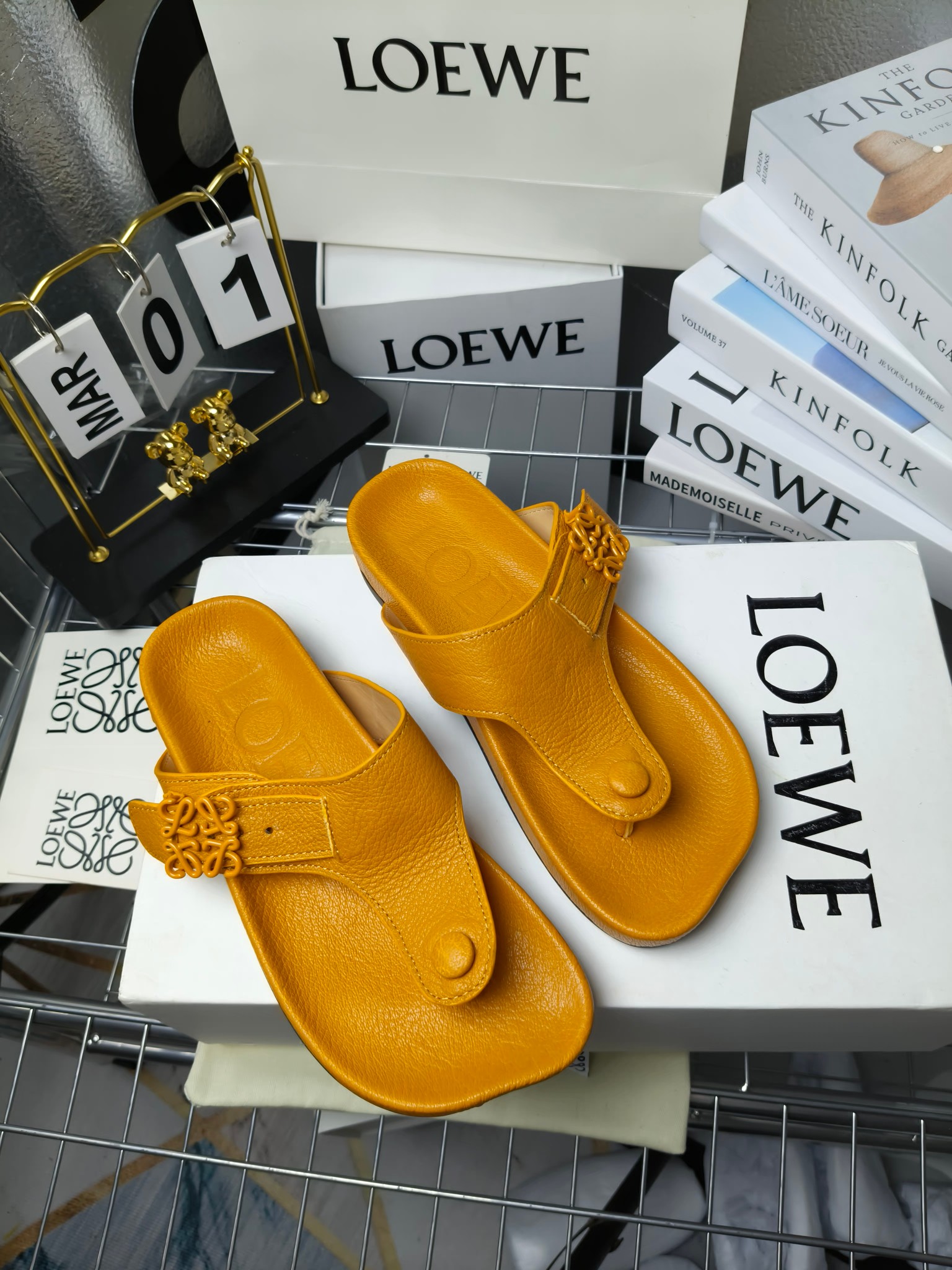 【罗意威•Loewe】
情侣款35-45
2024春夏罗意威Loewe Campo2024夹脚凉鞋Loewe
全新Campo来自2024早春秀场延续品牌设计师Jonathan Anderson一贯的玩味主义色彩,
新款Campo玛丽珍穆勒鞋以可爱有趣的圆形鞋头搭配极具复古风的雕花细节,设计感十足
火爆新款 配合整体原版楦型,时尚而个性好穿 颜色超赞
●面料:头层仿鹿羊皮
●内里:水染牛皮
●垫脚水台:头层仿鹿羊皮
●大底:原版橡胶底
●跟:
●包装:原版全套包装
●码数:女35-41男39-45
●出厂价230