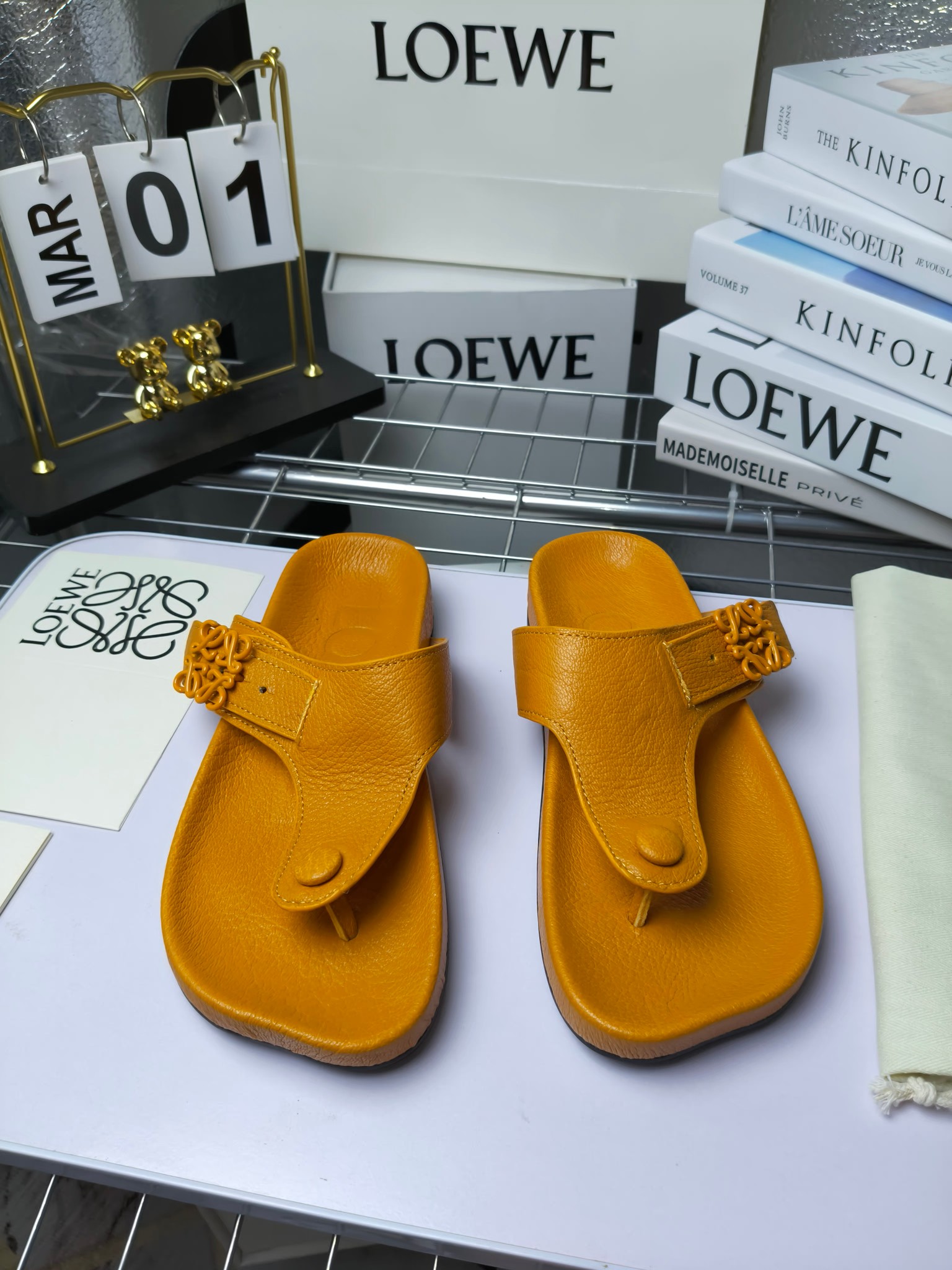 【罗意威•Loewe】
情侣款35-45
2024春夏罗意威Loewe Campo2024夹脚凉鞋Loewe
全新Campo来自2024早春秀场延续品牌设计师Jonathan Anderson一贯的玩味主义色彩,
新款Campo玛丽珍穆勒鞋以可爱有趣的圆形鞋头搭配极具复古风的雕花细节,设计感十足
火爆新款 配合整体原版楦型,时尚而个性好穿 颜色超赞
●面料:头层仿鹿羊皮
●内里:水染牛皮
●垫脚水台:头层仿鹿羊皮
●大底:原版橡胶底
●跟:
●包装:原版全套包装
●码数:女35-41男39-45
●出厂价230