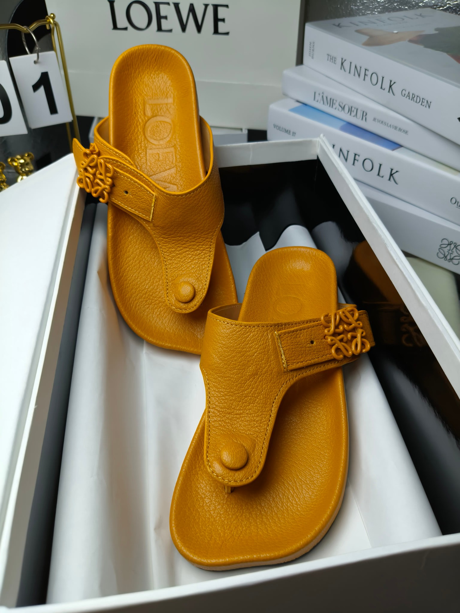 【罗意威•Loewe】
情侣款35-45
2024春夏罗意威Loewe Campo2024夹脚凉鞋Loewe
全新Campo来自2024早春秀场延续品牌设计师Jonathan Anderson一贯的玩味主义色彩,
新款Campo玛丽珍穆勒鞋以可爱有趣的圆形鞋头搭配极具复古风的雕花细节,设计感十足
火爆新款 配合整体原版楦型,时尚而个性好穿 颜色超赞
●面料:头层仿鹿羊皮
●内里:水染牛皮
●垫脚水台:头层仿鹿羊皮
●大底:原版橡胶底
●跟:
●包装:原版全套包装
●码数:女35-41男39-45
●出厂价230