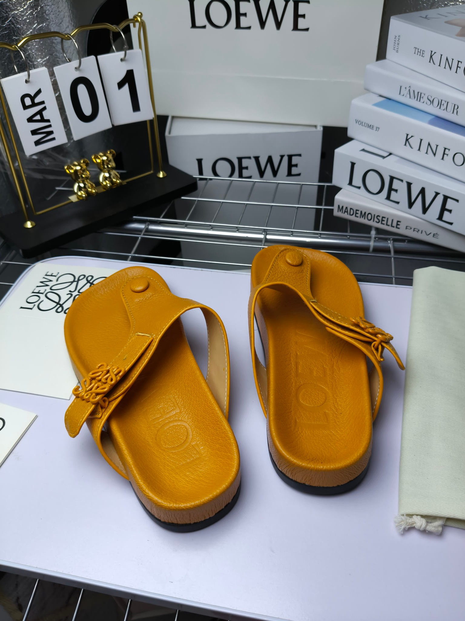 【罗意威•Loewe】
情侣款35-45
2024春夏罗意威Loewe Campo2024夹脚凉鞋Loewe
全新Campo来自2024早春秀场延续品牌设计师Jonathan Anderson一贯的玩味主义色彩,
新款Campo玛丽珍穆勒鞋以可爱有趣的圆形鞋头搭配极具复古风的雕花细节,设计感十足
火爆新款 配合整体原版楦型,时尚而个性好穿 颜色超赞
●面料:头层仿鹿羊皮
●内里:水染牛皮
●垫脚水台:头层仿鹿羊皮
●大底:原版橡胶底
●跟:
●包装:原版全套包装
●码数:女35-41男39-45
●出厂价230