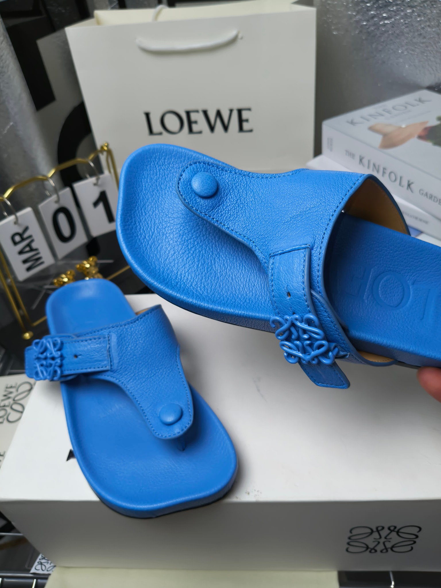 【罗意威•Loewe】
情侣款35-45
2024春夏罗意威Loewe Campo2024夹脚凉鞋Loewe
全新Campo来自2024早春秀场延续品牌设计师Jonathan Anderson一贯的玩味主义色彩,
新款Campo玛丽珍穆勒鞋以可爱有趣的圆形鞋头搭配极具复古风的雕花细节,设计感十足
火爆新款 配合整体原版楦型,时尚而个性好穿 颜色超赞
●面料:头层仿鹿羊皮
●内里:水染牛皮
●垫脚水台:头层仿鹿羊皮
●大底:原版橡胶底
●跟:
●包装:原版全套包装
●码数:女35-41男39-45
●出厂价230