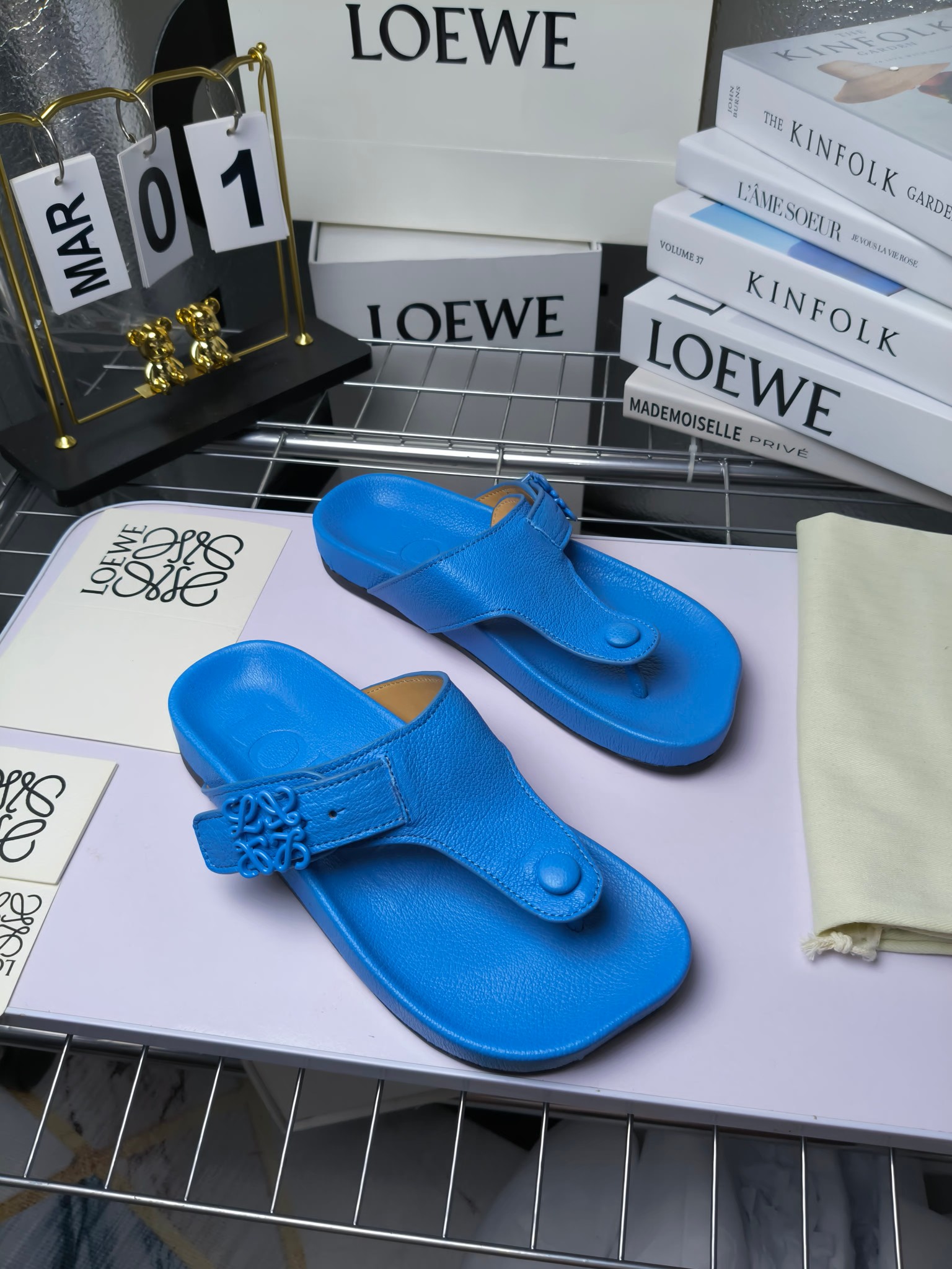 【罗意威•Loewe】
情侣款35-45
2024春夏罗意威Loewe Campo2024夹脚凉鞋Loewe
全新Campo来自2024早春秀场延续品牌设计师Jonathan Anderson一贯的玩味主义色彩,
新款Campo玛丽珍穆勒鞋以可爱有趣的圆形鞋头搭配极具复古风的雕花细节,设计感十足
火爆新款 配合整体原版楦型,时尚而个性好穿 颜色超赞
●面料:头层仿鹿羊皮
●内里:水染牛皮
●垫脚水台:头层仿鹿羊皮
●大底:原版橡胶底
●跟:
●包装:原版全套包装
●码数:女35-41男39-45
●出厂价230