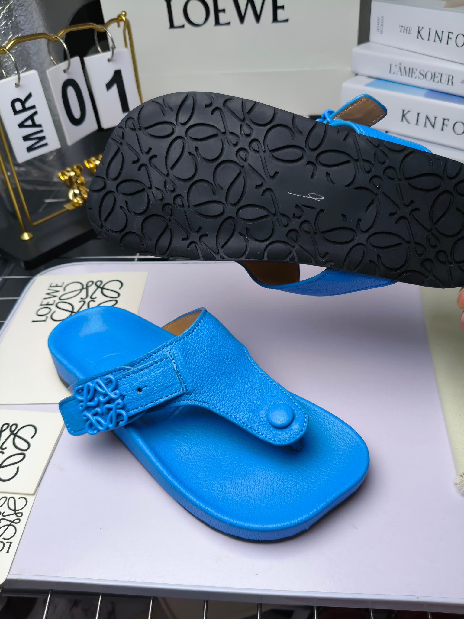 【罗意威•Loewe】
情侣款35-45
2024春夏罗意威Loewe Campo2024夹脚凉鞋Loewe
全新Campo来自2024早春秀场延续品牌设计师Jonathan Anderson一贯的玩味主义色彩,
新款Campo玛丽珍穆勒鞋以可爱有趣的圆形鞋头搭配极具复古风的雕花细节,设计感十足
火爆新款 配合整体原版楦型,时尚而个性好穿 颜色超赞
●面料:头层仿鹿羊皮
●内里:水染牛皮
●垫脚水台:头层仿鹿羊皮
●大底:原版橡胶底
●跟:
●包装:原版全套包装
●码数:女35-41男39-45
●出厂价230
