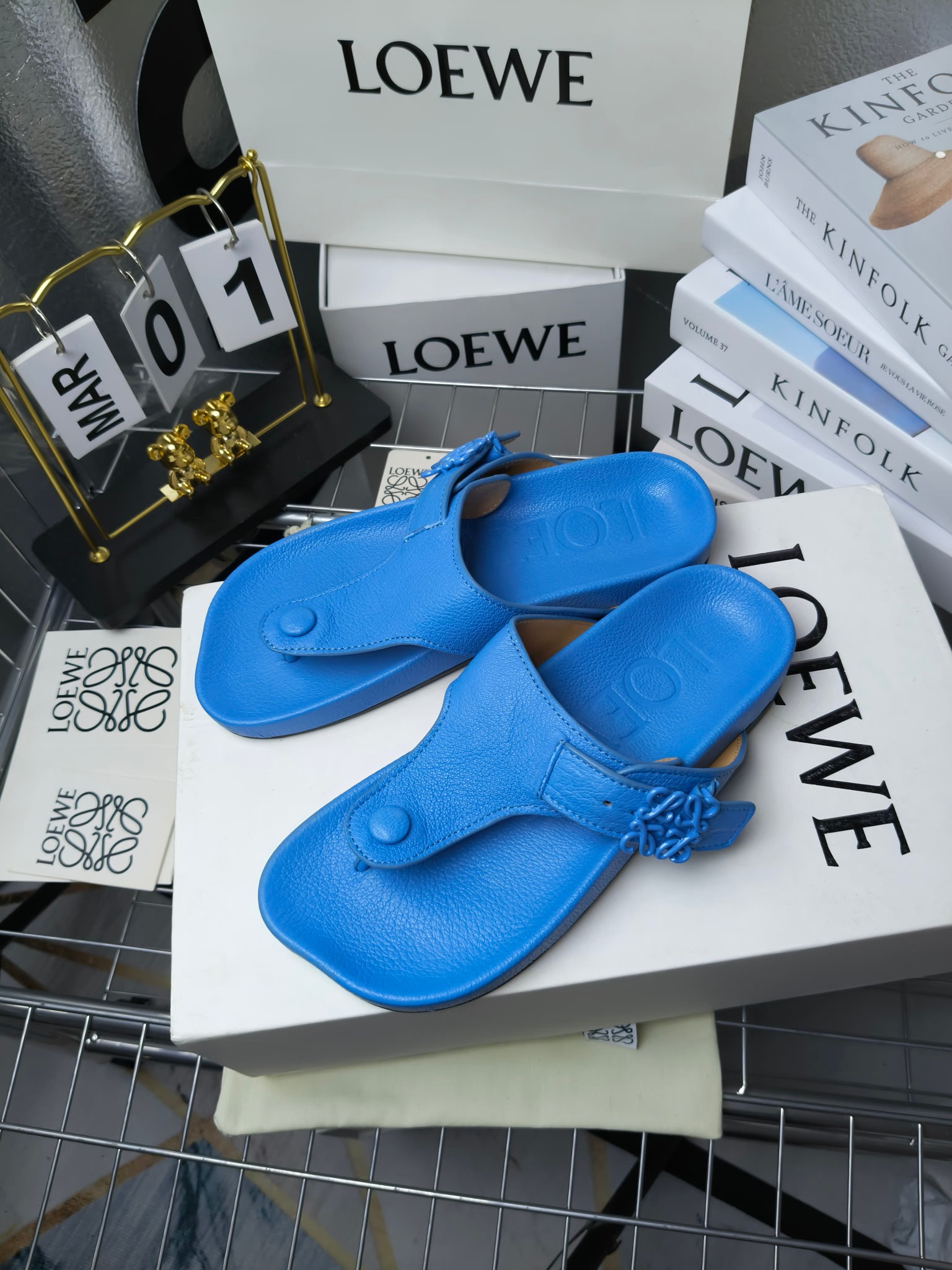 【罗意威•Loewe】
情侣款35-45
2024春夏罗意威Loewe Campo2024夹脚凉鞋Loewe
全新Campo来自2024早春秀场延续品牌设计师Jonathan Anderson一贯的玩味主义色彩,
新款Campo玛丽珍穆勒鞋以可爱有趣的圆形鞋头搭配极具复古风的雕花细节,设计感十足
火爆新款 配合整体原版楦型,时尚而个性好穿 颜色超赞
●面料:头层仿鹿羊皮
●内里:水染牛皮
●垫脚水台:头层仿鹿羊皮
●大底:原版橡胶底
●跟:
●包装:原版全套包装
●码数:女35-41男39-45
●出厂价230