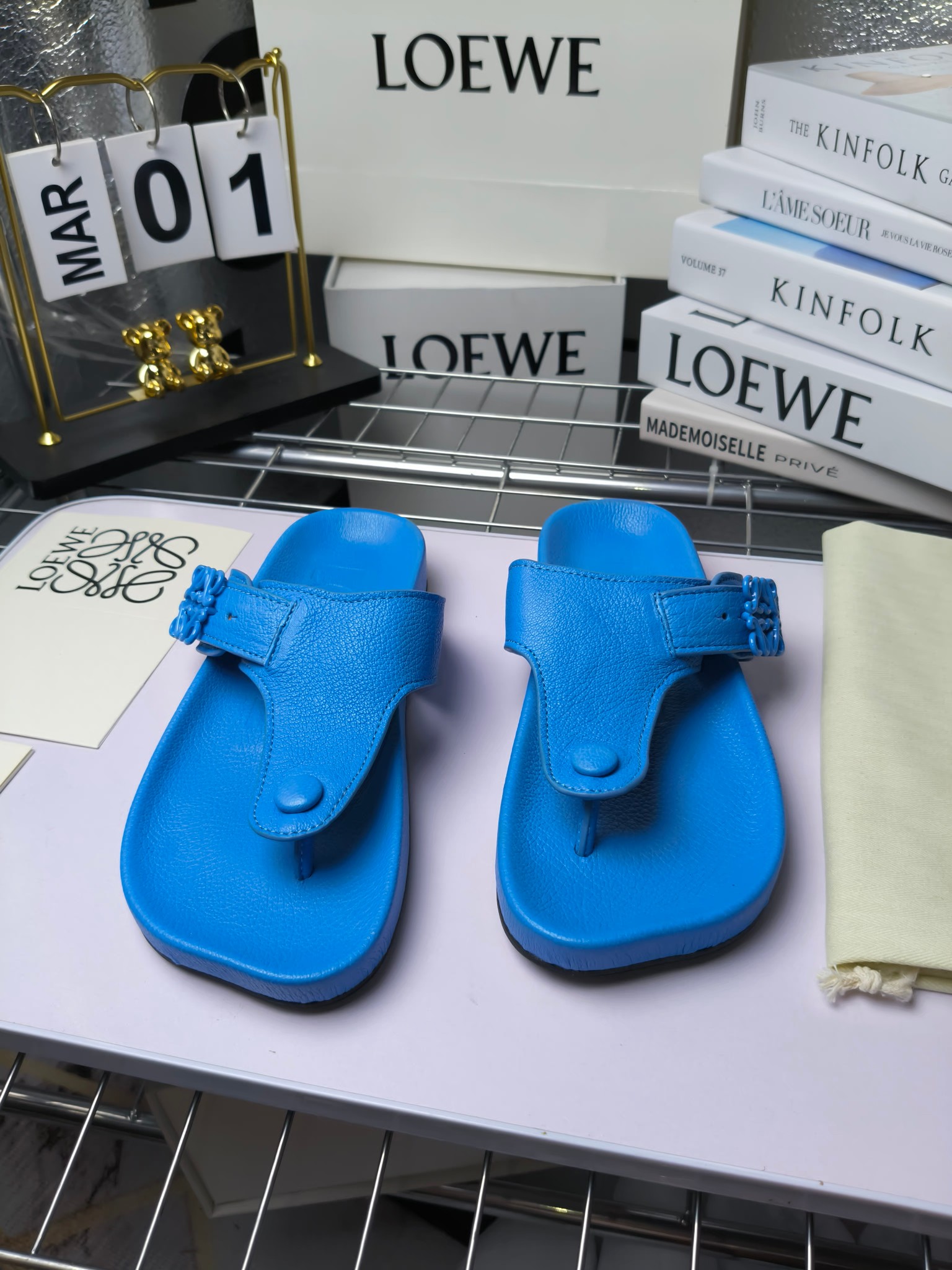 【罗意威•Loewe】
情侣款35-45
2024春夏罗意威Loewe Campo2024夹脚凉鞋Loewe
全新Campo来自2024早春秀场延续品牌设计师Jonathan Anderson一贯的玩味主义色彩,
新款Campo玛丽珍穆勒鞋以可爱有趣的圆形鞋头搭配极具复古风的雕花细节,设计感十足
火爆新款 配合整体原版楦型,时尚而个性好穿 颜色超赞
●面料:头层仿鹿羊皮
●内里:水染牛皮
●垫脚水台:头层仿鹿羊皮
●大底:原版橡胶底
●跟:
●包装:原版全套包装
●码数:女35-41男39-45
●出厂价230