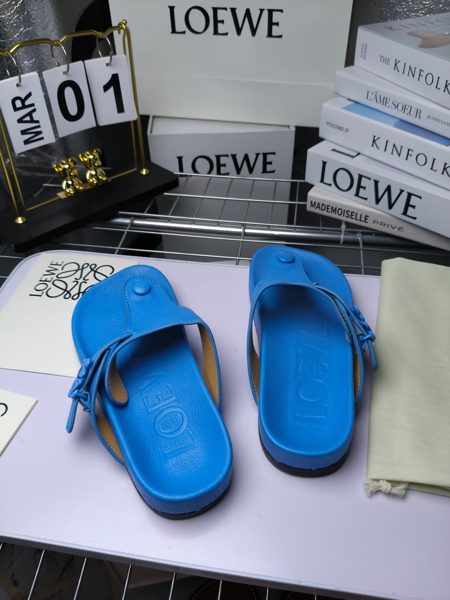 【罗意威•Loewe】
情侣款35-45
2024春夏罗意威Loewe Campo2024夹脚凉鞋Loewe
全新Campo来自2024早春秀场延续品牌设计师Jonathan Anderson一贯的玩味主义色彩,
新款Campo玛丽珍穆勒鞋以可爱有趣的圆形鞋头搭配极具复古风的雕花细节,设计感十足
火爆新款 配合整体原版楦型,时尚而个性好穿 颜色超赞
●面料:头层仿鹿羊皮
●内里:水染牛皮
●垫脚水台:头层仿鹿羊皮
●大底:原版橡胶底
●跟:
●包装:原版全套包装
●码数:女35-41男39-45
●出厂价230