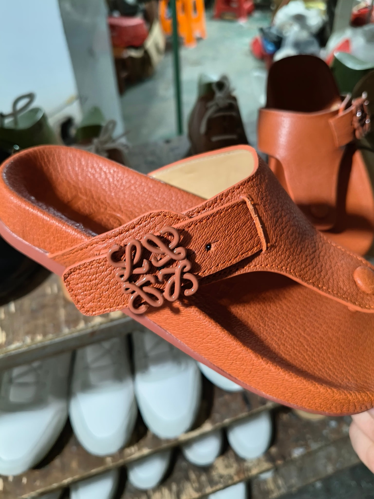 【罗意威•Loewe】
情侣款35-45
2024春夏罗意威Loewe Campo2024夹脚凉鞋Loewe
全新Campo来自2024早春秀场延续品牌设计师Jonathan Anderson一贯的玩味主义色彩,
新款Campo玛丽珍穆勒鞋以可爱有趣的圆形鞋头搭配极具复古风的雕花细节,设计感十足
火爆新款 配合整体原版楦型,时尚而个性好穿 颜色超赞
●面料:头层仿鹿羊皮
●内里:水染牛皮
●垫脚水台:头层仿鹿羊皮
●大底:原版橡胶底
●跟:
●包装:原版全套包装
●码数:女35-41男39-45
●出厂价230