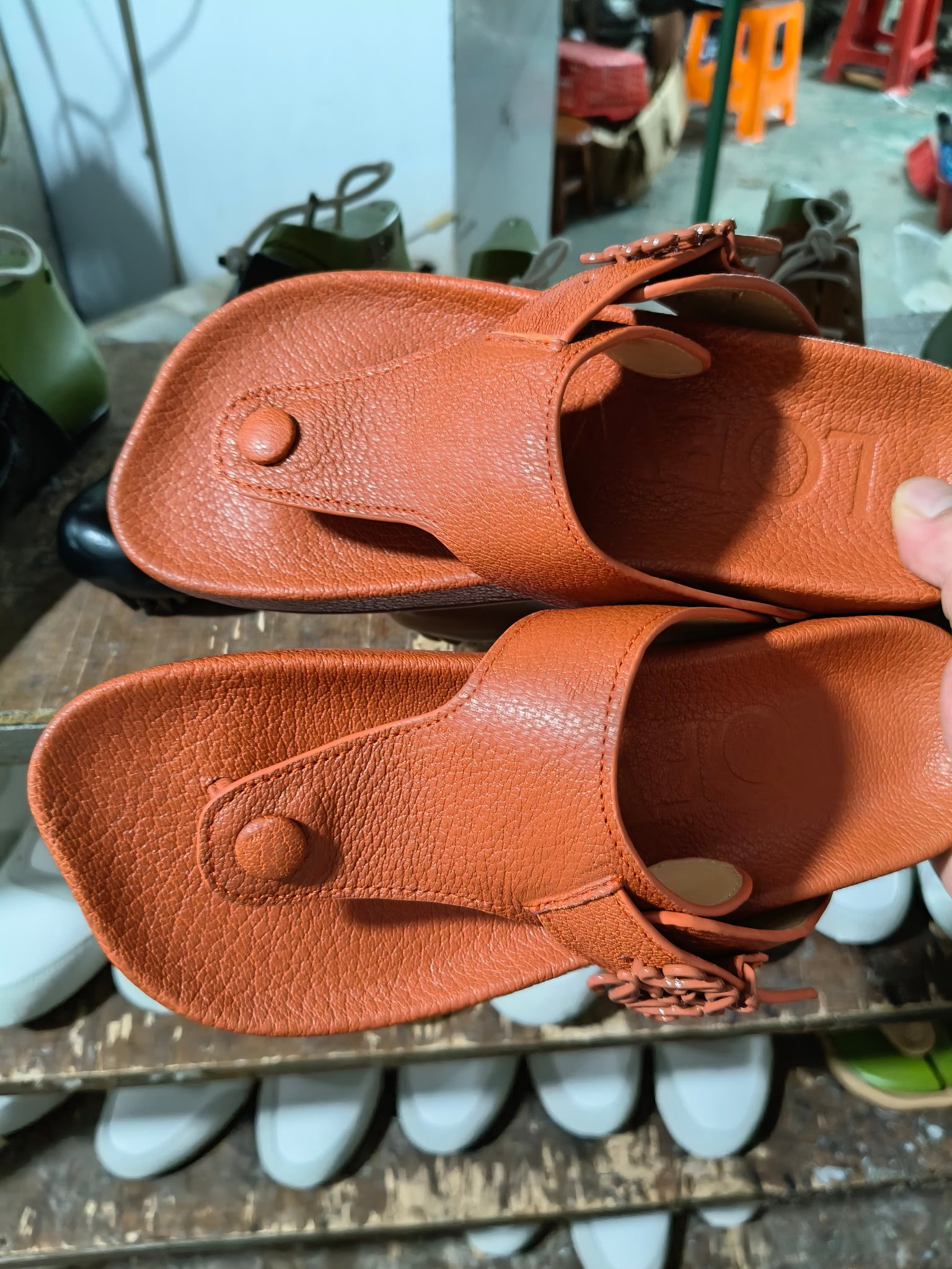 【罗意威•Loewe】
情侣款35-45
2024春夏罗意威Loewe Campo2024夹脚凉鞋Loewe
全新Campo来自2024早春秀场延续品牌设计师Jonathan Anderson一贯的玩味主义色彩,
新款Campo玛丽珍穆勒鞋以可爱有趣的圆形鞋头搭配极具复古风的雕花细节,设计感十足
火爆新款 配合整体原版楦型,时尚而个性好穿 颜色超赞
●面料:头层仿鹿羊皮
●内里:水染牛皮
●垫脚水台:头层仿鹿羊皮
●大底:原版橡胶底
●跟:
●包装:原版全套包装
●码数:女35-41男39-45
●出厂价230