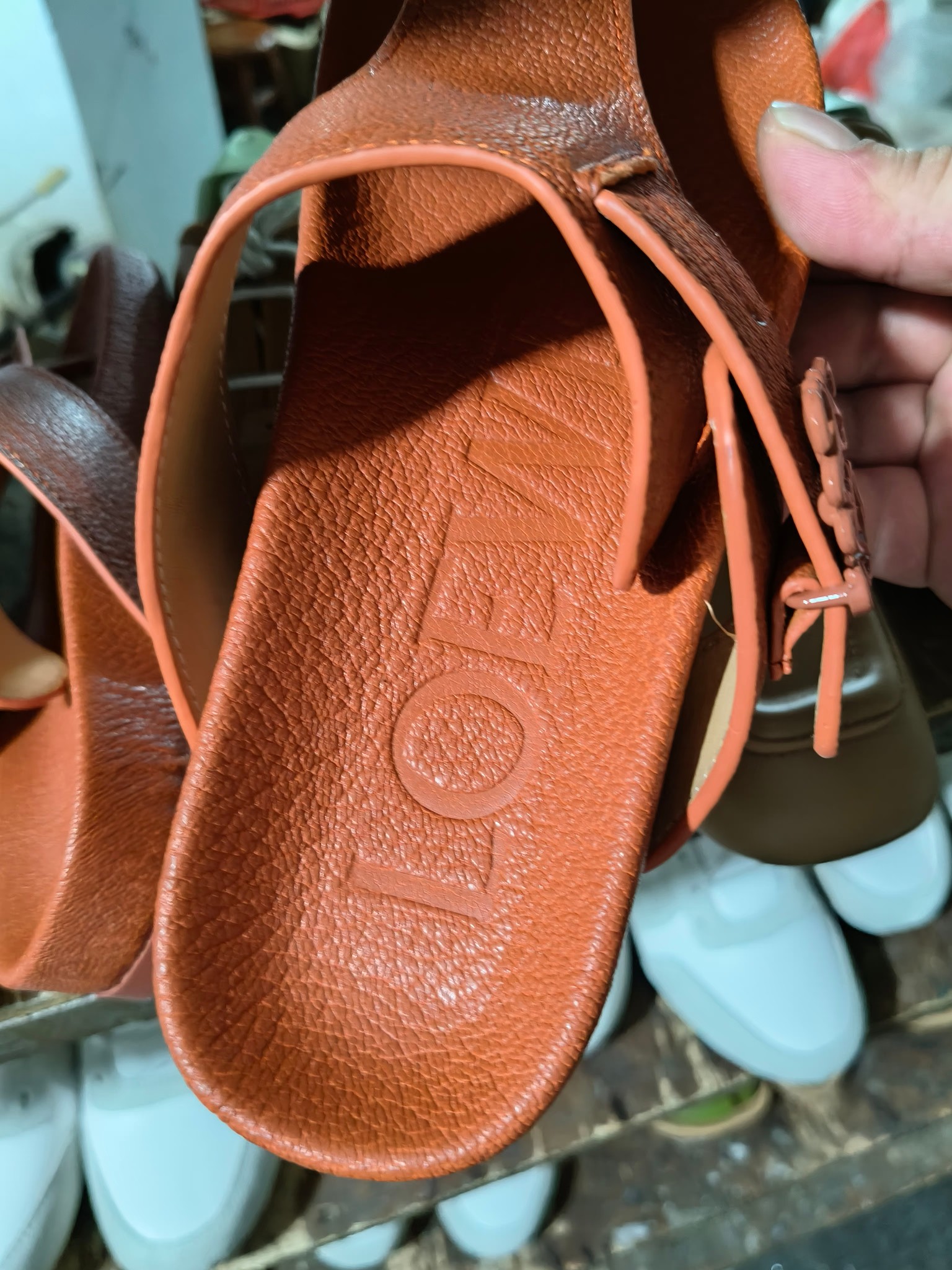 【罗意威•Loewe】
情侣款35-45
2024春夏罗意威Loewe Campo2024夹脚凉鞋Loewe
全新Campo来自2024早春秀场延续品牌设计师Jonathan Anderson一贯的玩味主义色彩,
新款Campo玛丽珍穆勒鞋以可爱有趣的圆形鞋头搭配极具复古风的雕花细节,设计感十足
火爆新款 配合整体原版楦型,时尚而个性好穿 颜色超赞
●面料:头层仿鹿羊皮
●内里:水染牛皮
●垫脚水台:头层仿鹿羊皮
●大底:原版橡胶底
●跟:
●包装:原版全套包装
●码数:女35-41男39-45
●出厂价230