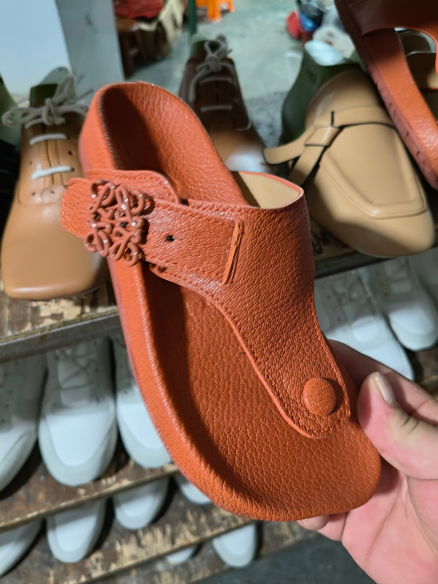 【罗意威•Loewe】
情侣款35-45
2024春夏罗意威Loewe Campo2024夹脚凉鞋Loewe
全新Campo来自2024早春秀场延续品牌设计师Jonathan Anderson一贯的玩味主义色彩,
新款Campo玛丽珍穆勒鞋以可爱有趣的圆形鞋头搭配极具复古风的雕花细节,设计感十足
火爆新款 配合整体原版楦型,时尚而个性好穿 颜色超赞
●面料:头层仿鹿羊皮
●内里:水染牛皮
●垫脚水台:头层仿鹿羊皮
●大底:原版橡胶底
●跟:
●包装:原版全套包装
●码数:女35-41男39-45
●出厂价230