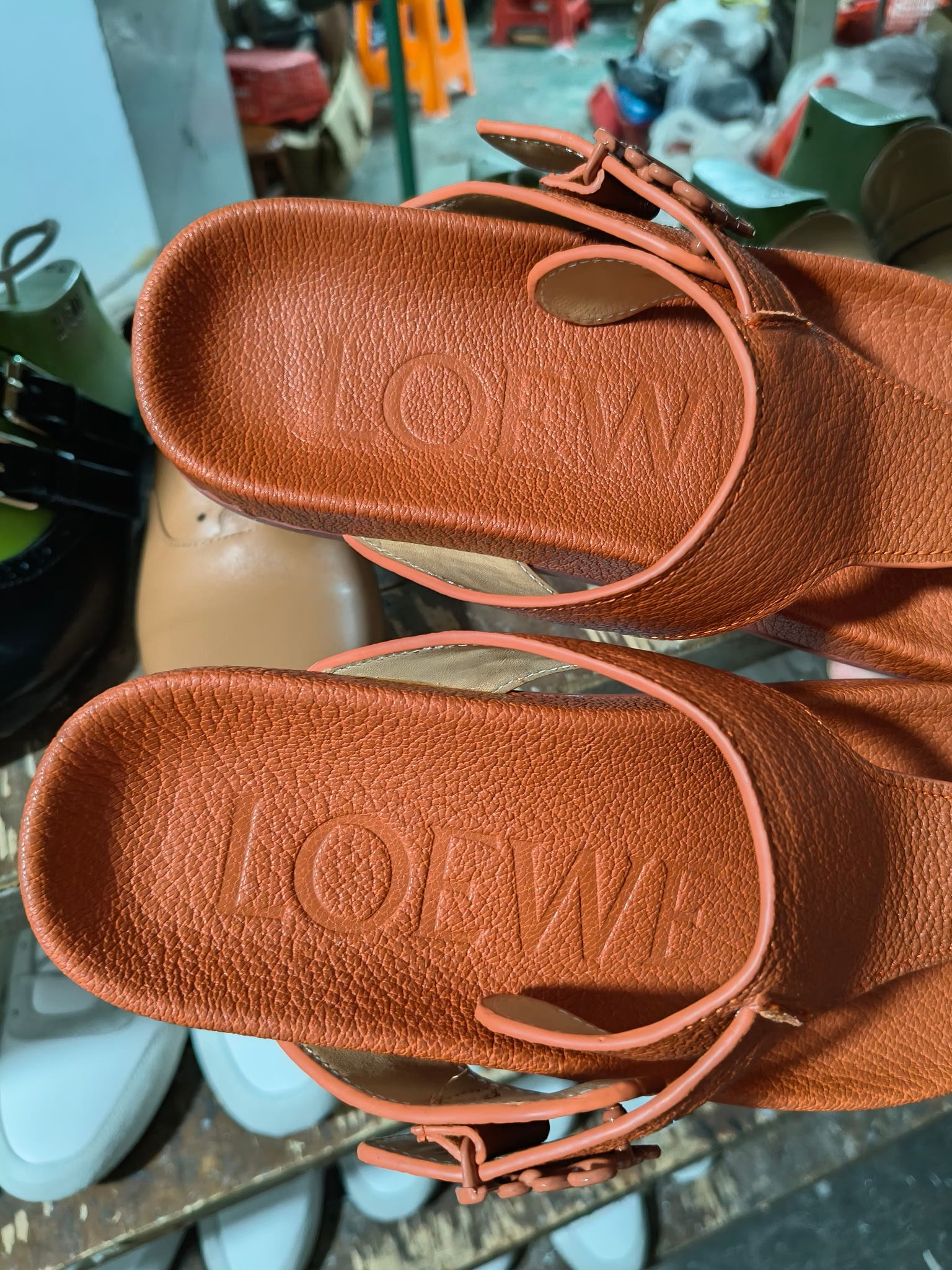 【罗意威•Loewe】
情侣款35-45
2024春夏罗意威Loewe Campo2024夹脚凉鞋Loewe
全新Campo来自2024早春秀场延续品牌设计师Jonathan Anderson一贯的玩味主义色彩,
新款Campo玛丽珍穆勒鞋以可爱有趣的圆形鞋头搭配极具复古风的雕花细节,设计感十足
火爆新款 配合整体原版楦型,时尚而个性好穿 颜色超赞
●面料:头层仿鹿羊皮
●内里:水染牛皮
●垫脚水台:头层仿鹿羊皮
●大底:原版橡胶底
●跟:
●包装:原版全套包装
●码数:女35-41男39-45
●出厂价230