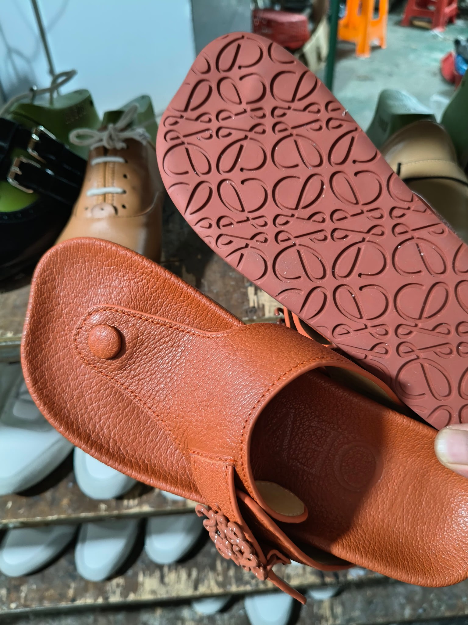【罗意威•Loewe】
情侣款35-45
2024春夏罗意威Loewe Campo2024夹脚凉鞋Loewe
全新Campo来自2024早春秀场延续品牌设计师Jonathan Anderson一贯的玩味主义色彩,
新款Campo玛丽珍穆勒鞋以可爱有趣的圆形鞋头搭配极具复古风的雕花细节,设计感十足
火爆新款 配合整体原版楦型,时尚而个性好穿 颜色超赞
●面料:头层仿鹿羊皮
●内里:水染牛皮
●垫脚水台:头层仿鹿羊皮
●大底:原版橡胶底
●跟:
●包装:原版全套包装
●码数:女35-41男39-45
●出厂价230