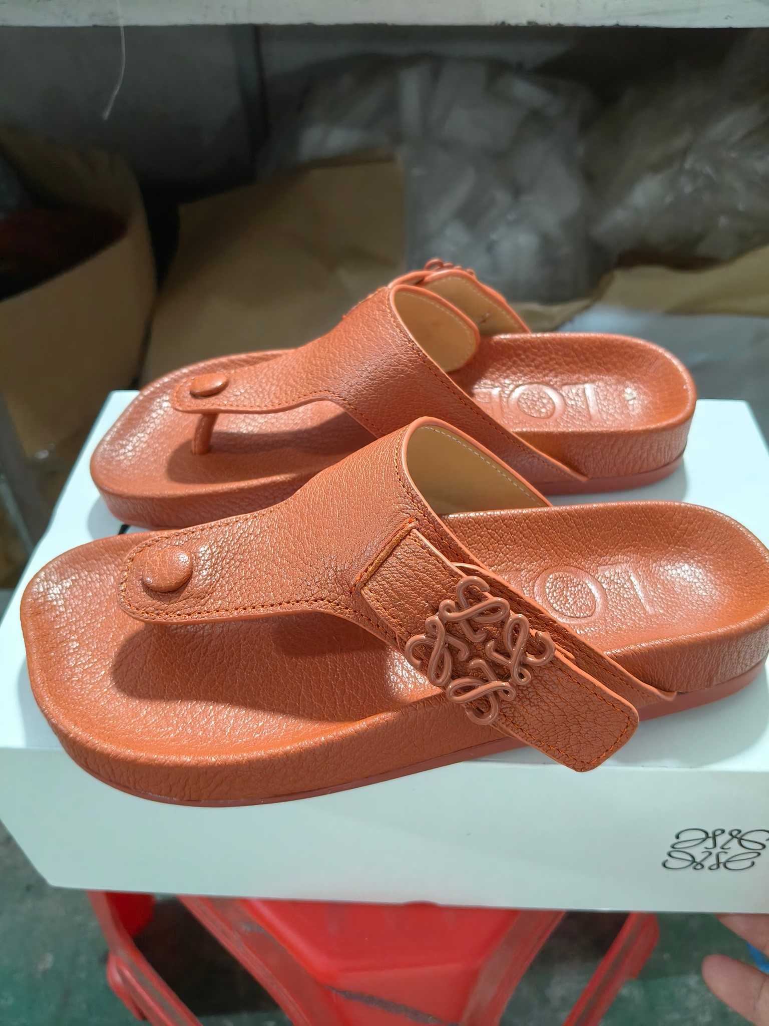 【罗意威•Loewe】
情侣款35-45
2024春夏罗意威Loewe Campo2024夹脚凉鞋Loewe
全新Campo来自2024早春秀场延续品牌设计师Jonathan Anderson一贯的玩味主义色彩,
新款Campo玛丽珍穆勒鞋以可爱有趣的圆形鞋头搭配极具复古风的雕花细节,设计感十足
火爆新款 配合整体原版楦型,时尚而个性好穿 颜色超赞
●面料:头层仿鹿羊皮
●内里:水染牛皮
●垫脚水台:头层仿鹿羊皮
●大底:原版橡胶底
●跟:
●包装:原版全套包装
●码数:女35-41男39-45
●出厂价230