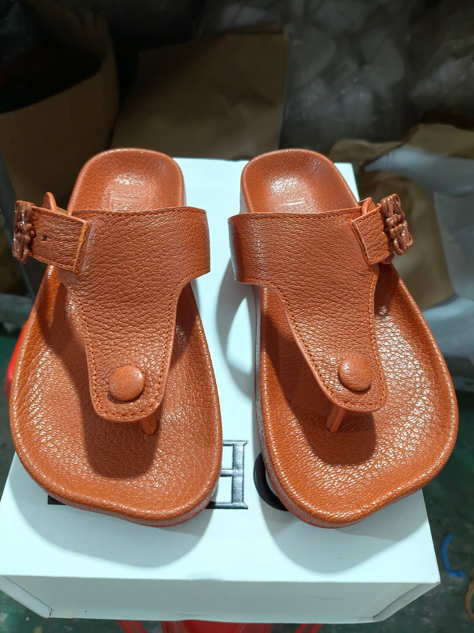【罗意威•Loewe】
情侣款35-45
2024春夏罗意威Loewe Campo2024夹脚凉鞋Loewe
全新Campo来自2024早春秀场延续品牌设计师Jonathan Anderson一贯的玩味主义色彩,
新款Campo玛丽珍穆勒鞋以可爱有趣的圆形鞋头搭配极具复古风的雕花细节,设计感十足
火爆新款 配合整体原版楦型,时尚而个性好穿 颜色超赞
●面料:头层仿鹿羊皮
●内里:水染牛皮
●垫脚水台:头层仿鹿羊皮
●大底:原版橡胶底
●跟:
●包装:原版全套包装
●码数:女35-41男39-45
●出厂价230