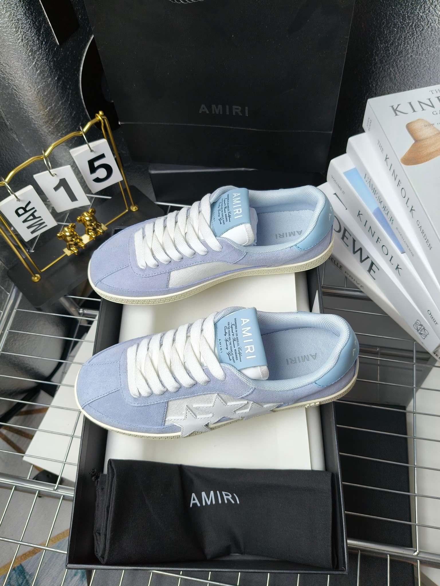 AMIRI
埃米尔24SS新款休闲,
经典的鞋身LOOGO标志,让流行元素和品牌融🎊🎊为一体让时尚更为耀眼。💰鞋面采用经典配色进行拼接打造层次感。牛皮和磨砂皮搭配质感也非常规!💙橡胶发泡多层次多种颜色💥的组合让更轻巧脚感更舒适,🎉🎉🎉各明星 博主 网红推荐款,🚵🏻逛街 聚会 旅游必不可少的一款。
码数:女款35—40(41订做不退换)
男款 38—45(46订做不退换)
p230