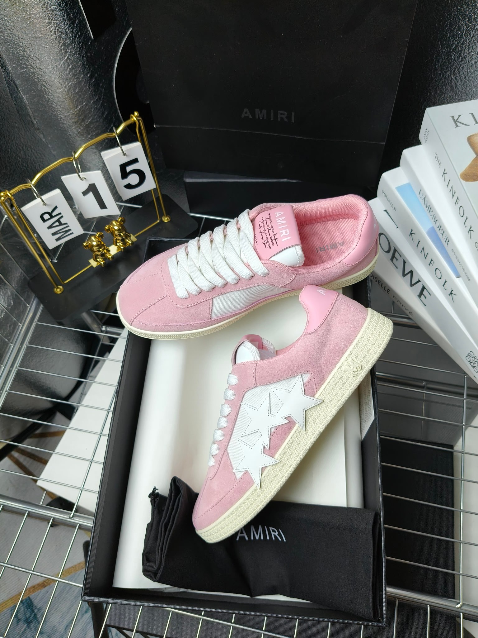 AMIRI
埃米尔24SS新款休闲,
经典的鞋身LOOGO标志,让流行元素和品牌融🎊🎊为一体让时尚更为耀眼。💰鞋面采用经典配色进行拼接打造层次感。牛皮和磨砂皮搭配质感也非常规!💙橡胶发泡多层次多种颜色💥的组合让更轻巧脚感更舒适,🎉🎉🎉各明星 博主 网红推荐款,🚵🏻逛街 聚会 旅游必不可少的一款。
码数:女款35—40(41订做不退换)
男款 38—45(46订做不退换)
p230