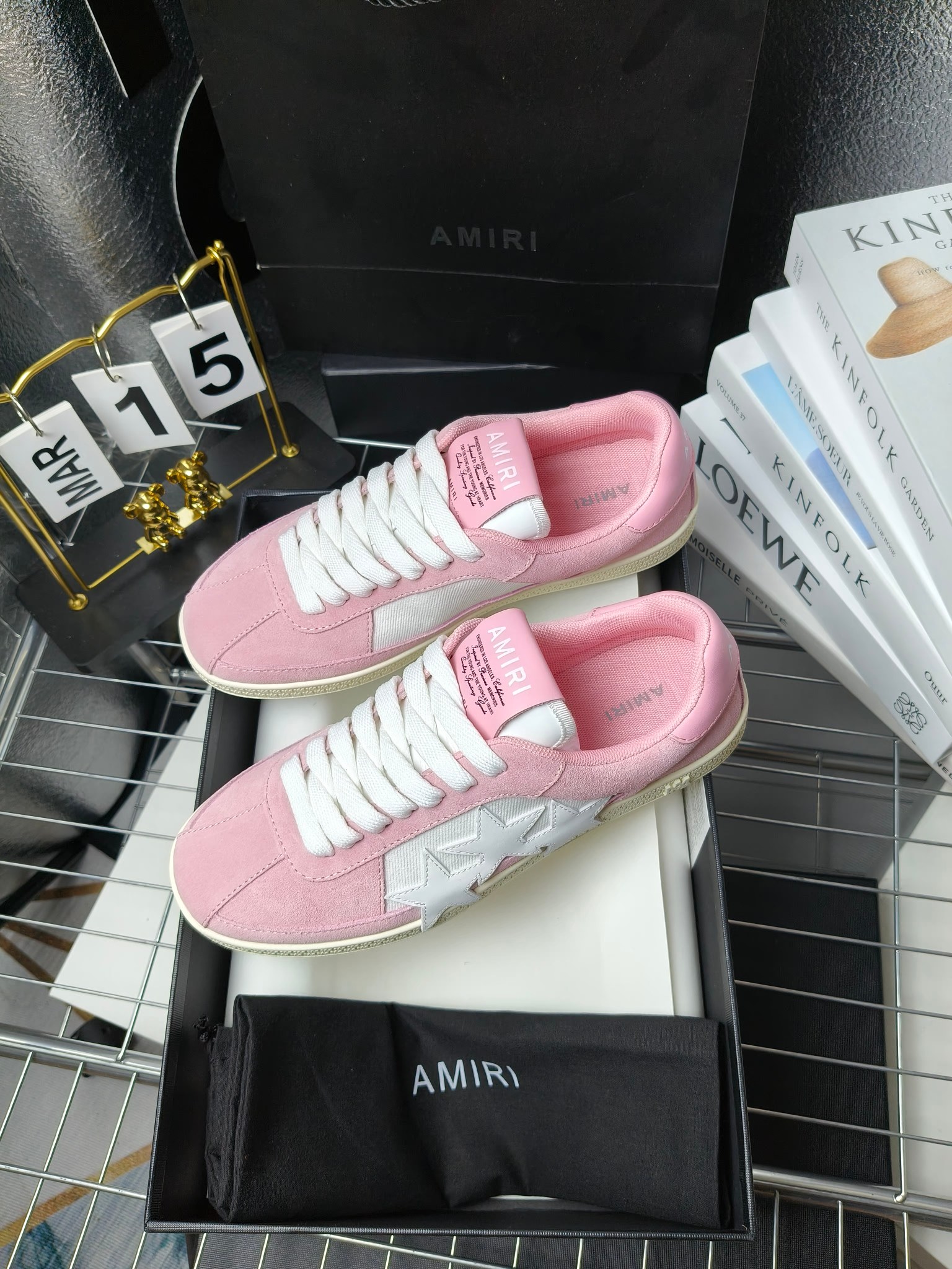 AMIRI
埃米尔24SS新款休闲,
经典的鞋身LOOGO标志,让流行元素和品牌融🎊🎊为一体让时尚更为耀眼。💰鞋面采用经典配色进行拼接打造层次感。牛皮和磨砂皮搭配质感也非常规!💙橡胶发泡多层次多种颜色💥的组合让更轻巧脚感更舒适,🎉🎉🎉各明星 博主 网红推荐款,🚵🏻逛街 聚会 旅游必不可少的一款。
码数:女款35—40(41订做不退换)
男款 38—45(46订做不退换)
p230