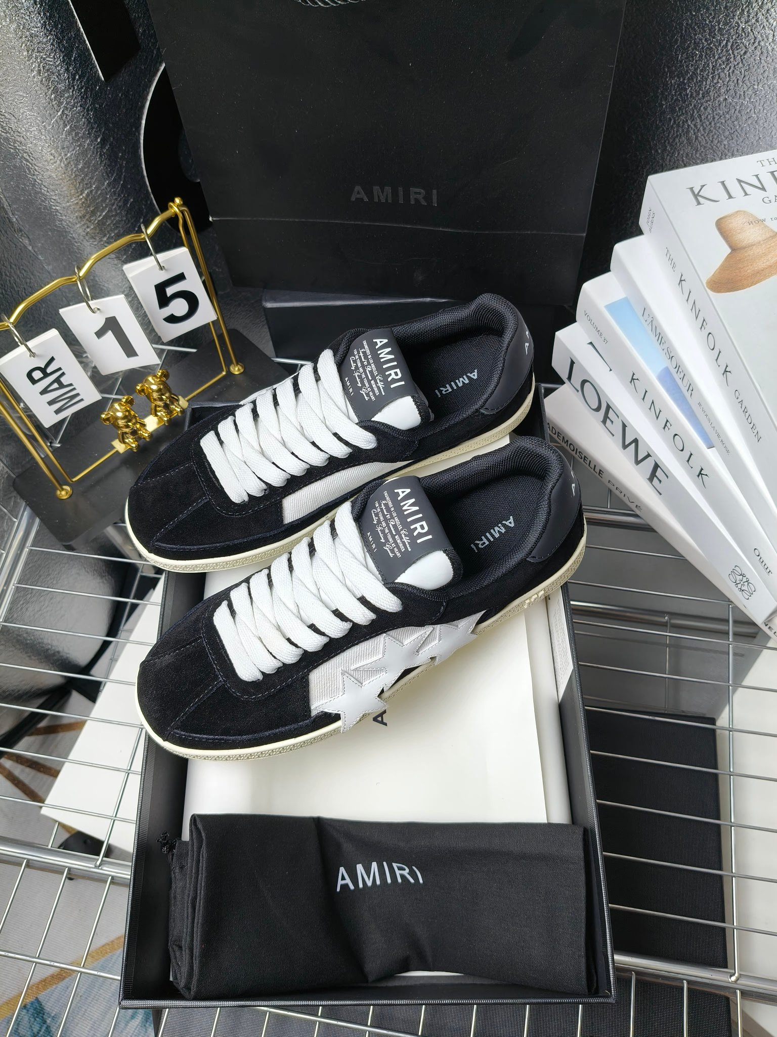 AMIRI
埃米尔24SS新款休闲,
经典的鞋身LOOGO标志,让流行元素和品牌融🎊🎊为一体让时尚更为耀眼。💰鞋面采用经典配色进行拼接打造层次感。牛皮和磨砂皮搭配质感也非常规!💙橡胶发泡多层次多种颜色💥的组合让更轻巧脚感更舒适,🎉🎉🎉各明星 博主 网红推荐款,🚵🏻逛街 聚会 旅游必不可少的一款。
码数:女款35—40(41订做不退换)
男款 38—45(46订做不退换)
p230