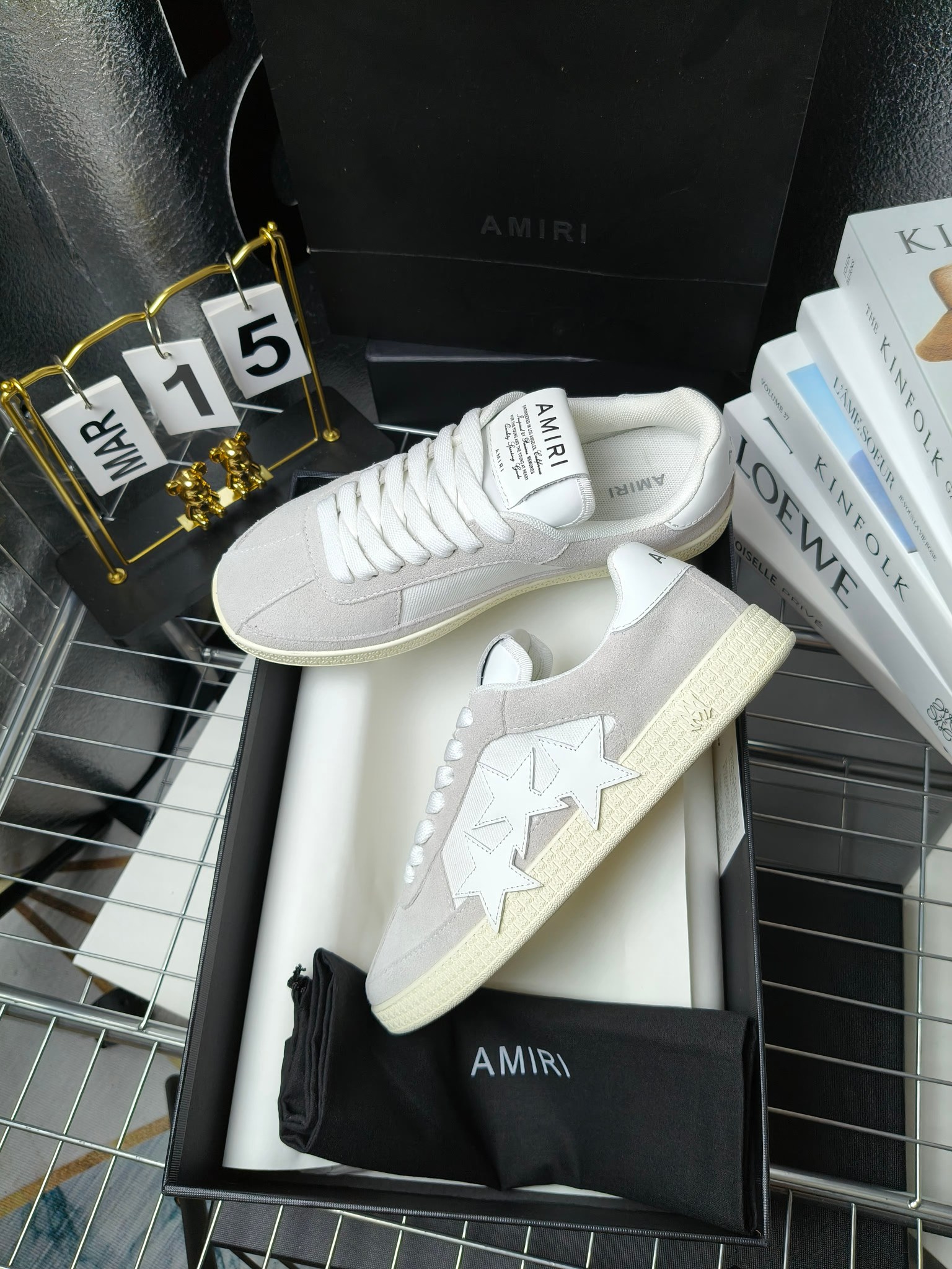 AMIRI
埃米尔24SS新款休闲，
经典的鞋身LOOGO标志，让流行元素和品牌融🎊🎊为一体让时尚更为耀眼。💰鞋面采用经典配色进行拼接打造层次感。牛皮和磨砂皮搭配质感也非常规！💙橡胶发泡多层次多种颜色💥的组合让更轻巧脚感更舒适，🎉🎉🎉各明星 博主 网红推荐款，🚵🏻逛街 聚会 旅游必不可少的一款。
 码数：女款35—40（41订做不退换）
 男款 38—45（46订做不退换）
p230
