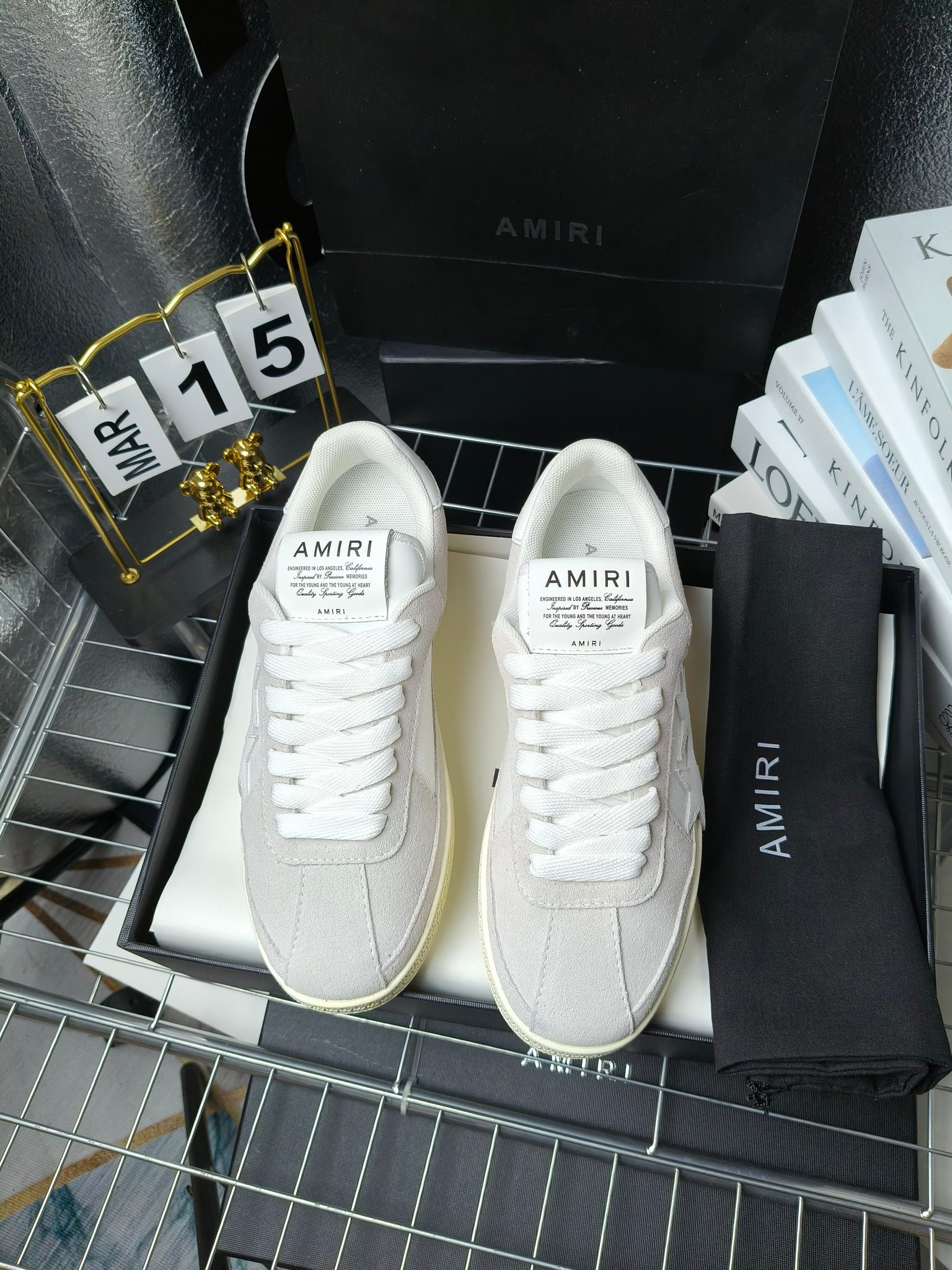 AMIRI
埃米尔24SS新款休闲，
经典的鞋身LOOGO标志，让流行元素和品牌融🎊🎊为一体让时尚更为耀眼。💰鞋面采用经典配色进行拼接打造层次感。牛皮和磨砂皮搭配质感也非常规！💙橡胶发泡多层次多种颜色💥的组合让更轻巧脚感更舒适，🎉🎉🎉各明星 博主 网红推荐款，🚵🏻逛街 聚会 旅游必不可少的一款。
 码数：女款35—40（41订做不退换）
 男款 38—45（46订做不退换）
p230