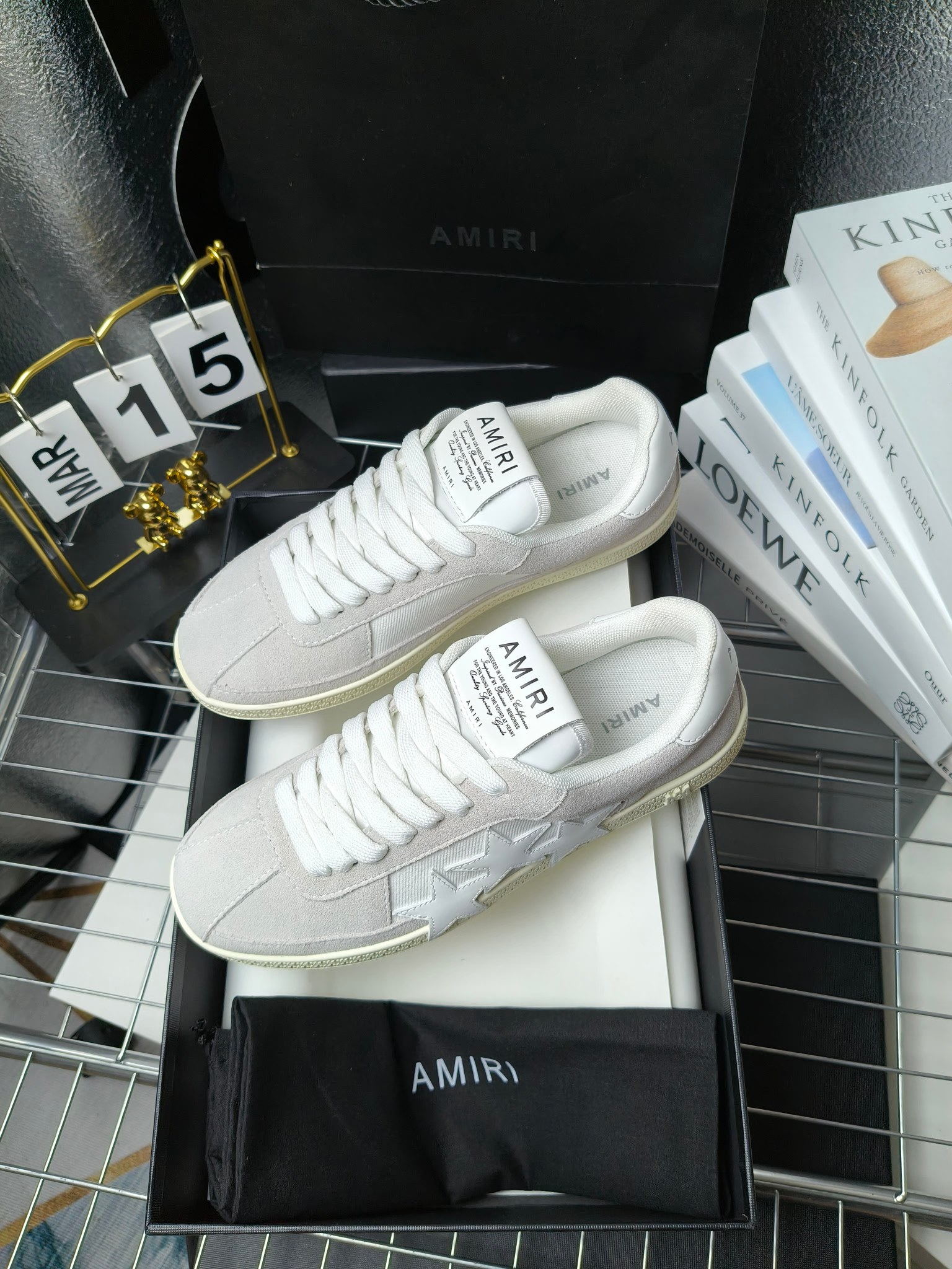 AMIRI
埃米尔24SS新款休闲，
经典的鞋身LOOGO标志，让流行元素和品牌融🎊🎊为一体让时尚更为耀眼。💰鞋面采用经典配色进行拼接打造层次感。牛皮和磨砂皮搭配质感也非常规！💙橡胶发泡多层次多种颜色💥的组合让更轻巧脚感更舒适，🎉🎉🎉各明星 博主 网红推荐款，🚵🏻逛街 聚会 旅游必不可少的一款。
 码数：女款35—40（41订做不退换）
 男款 38—45（46订做不退换）
p230