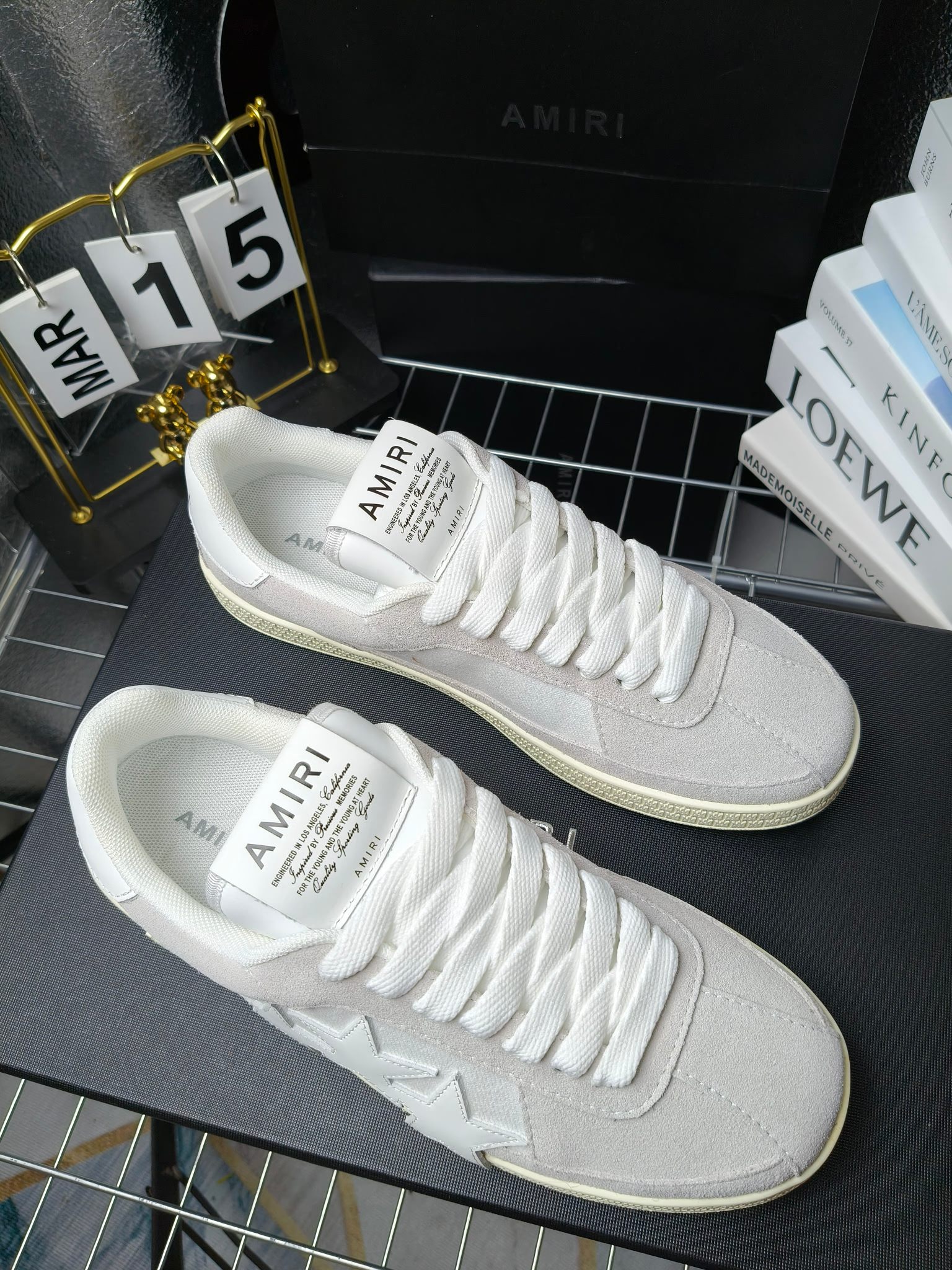 AMIRI
埃米尔24SS新款休闲，
经典的鞋身LOOGO标志，让流行元素和品牌融🎊🎊为一体让时尚更为耀眼。💰鞋面采用经典配色进行拼接打造层次感。牛皮和磨砂皮搭配质感也非常规！💙橡胶发泡多层次多种颜色💥的组合让更轻巧脚感更舒适，🎉🎉🎉各明星 博主 网红推荐款，🚵🏻逛街 聚会 旅游必不可少的一款。
 码数：女款35—40（41订做不退换）
 男款 38—45（46订做不退换）
p230